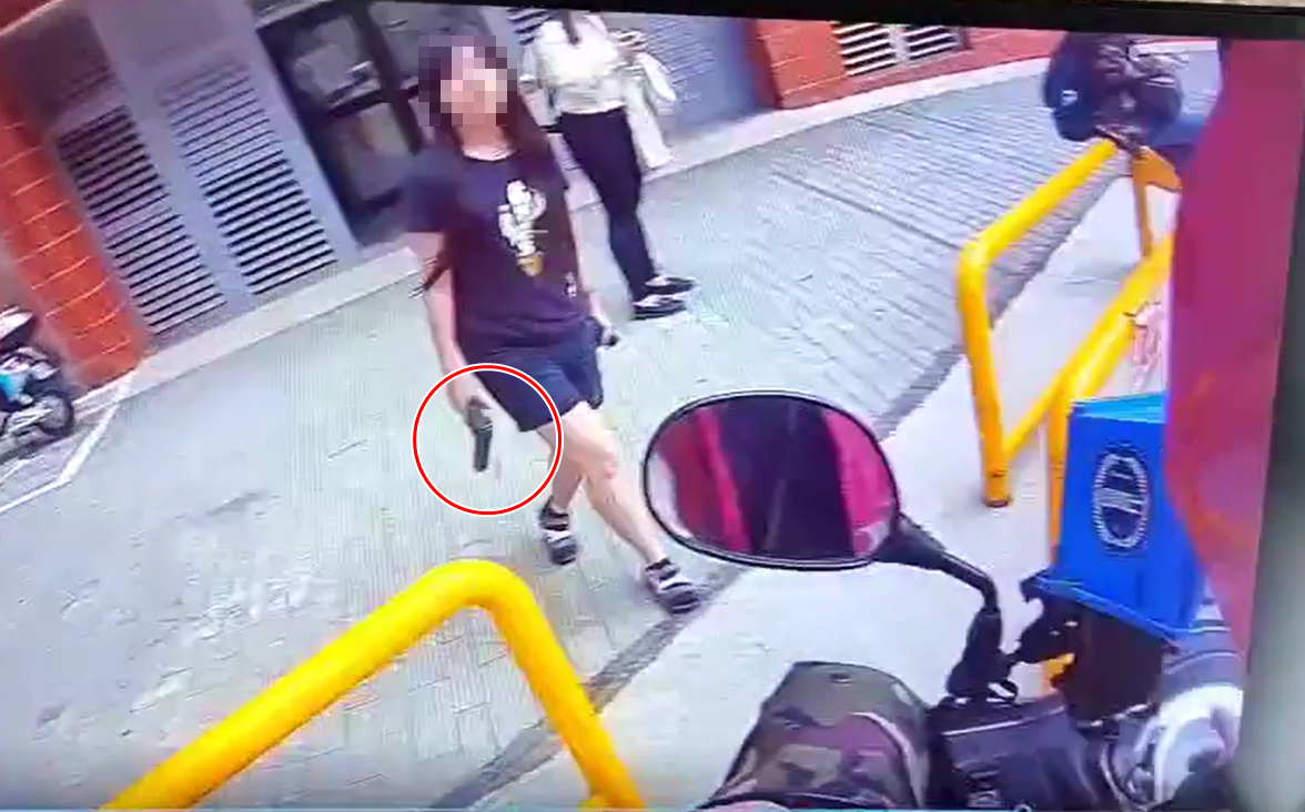 中山女大生領餐手持BB槍，竟是為了嚇阻搶食的獼猴。（翻攝「爆廢1公社」）