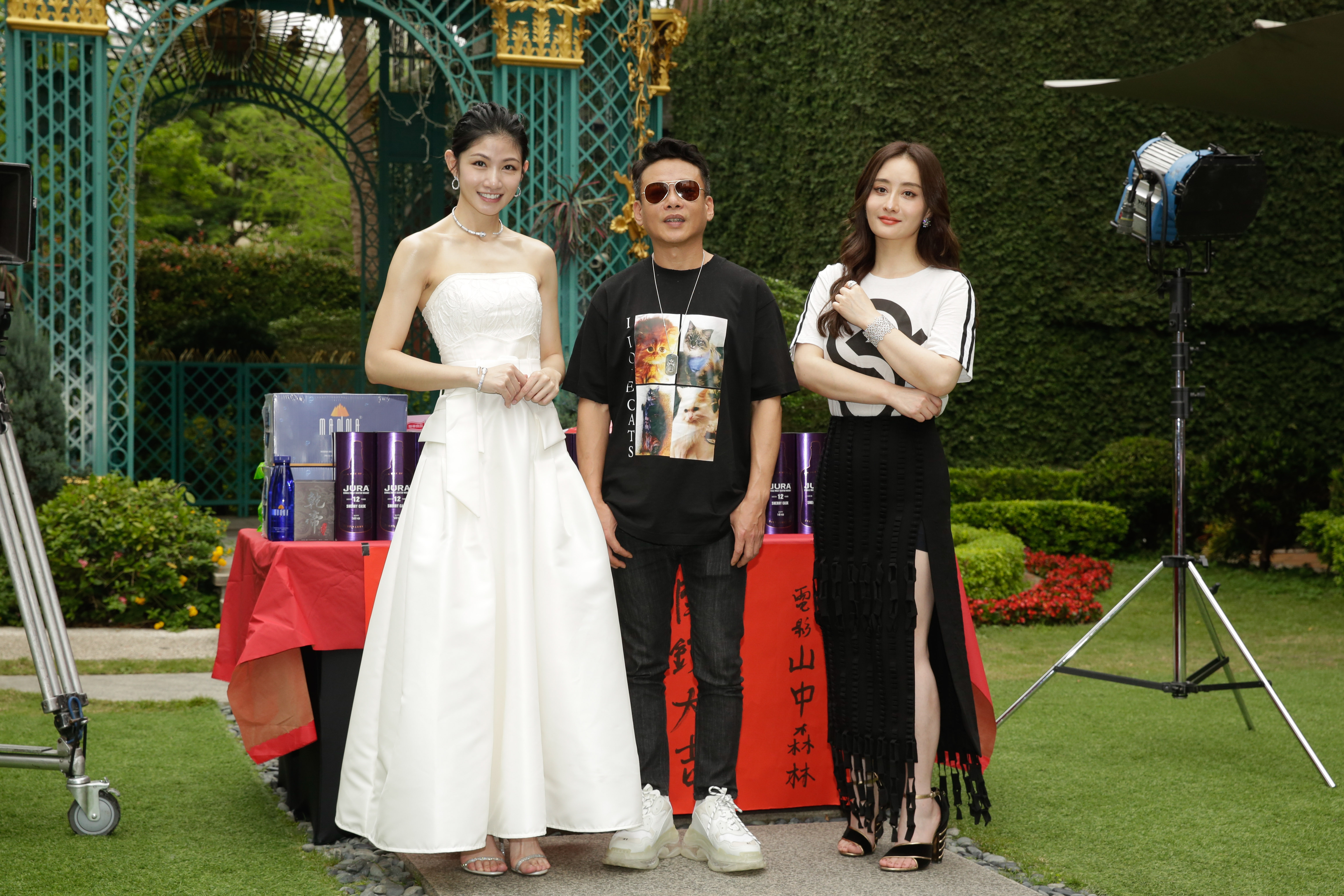 李康生（中）片中分別與李千那（左）與陳德容（右）有感情糾結，2位女星也出動珠寶首飾拚場，陳德容的首飾價值更高達2,000萬元。