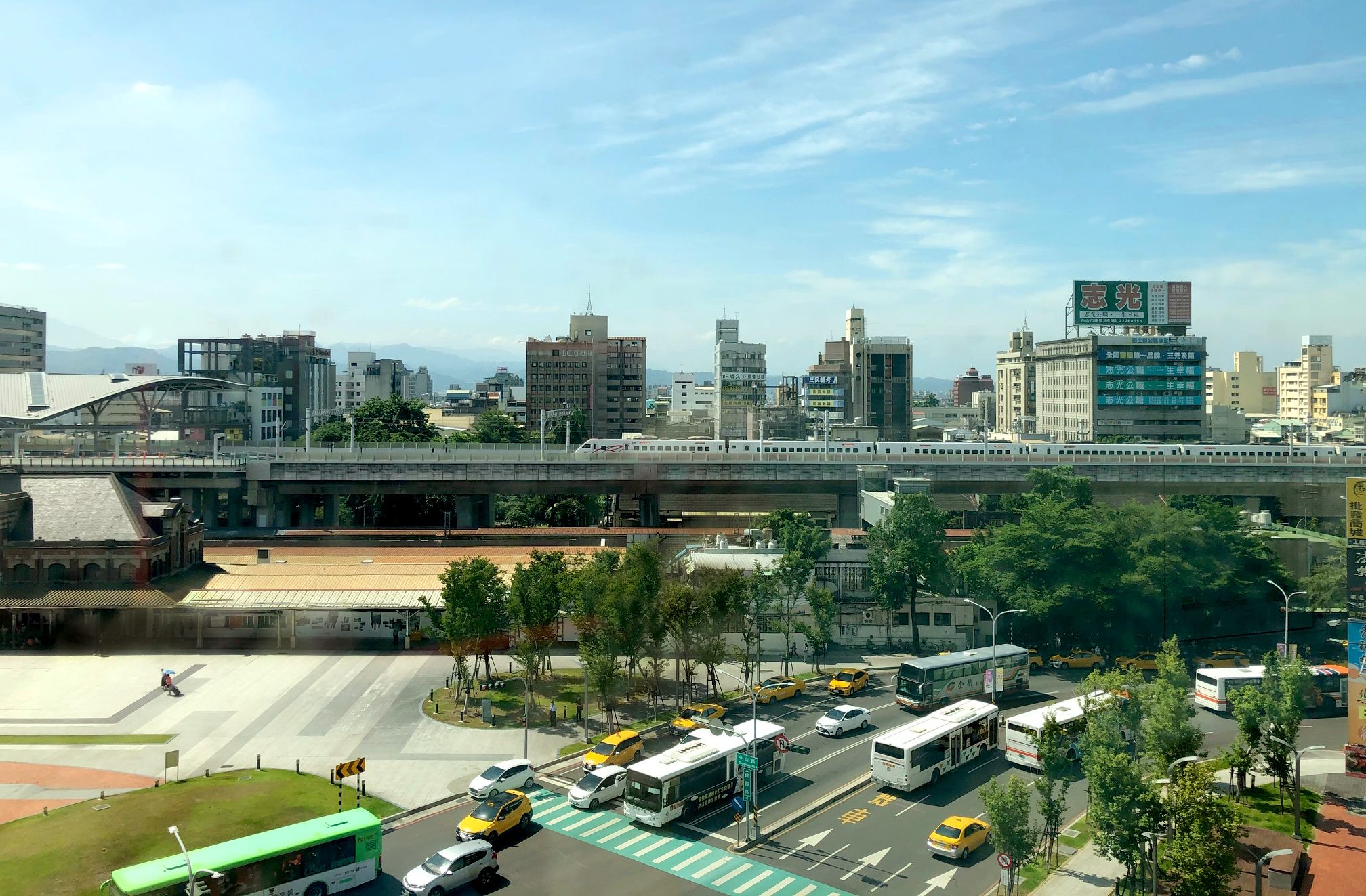 據統計永慶房產中台灣2020年圓滿成交近11,000件，平均每37分鐘助1組客戶成家、每4分鐘就有1組客戶委託買賣。