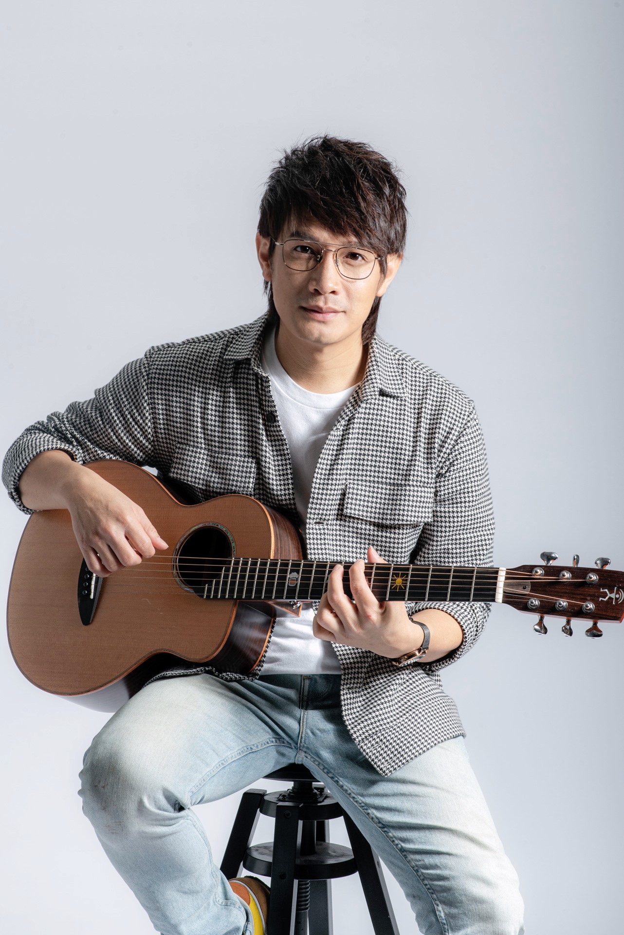 客家金曲歌王羅文裕(圖)助陣陳威全,擔任偏鄉創作營導師。(上行娛樂提供)