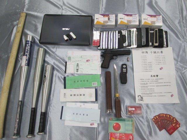 警方破獲四海幫暴力討債,圖為破案證物。(刑事局提供)