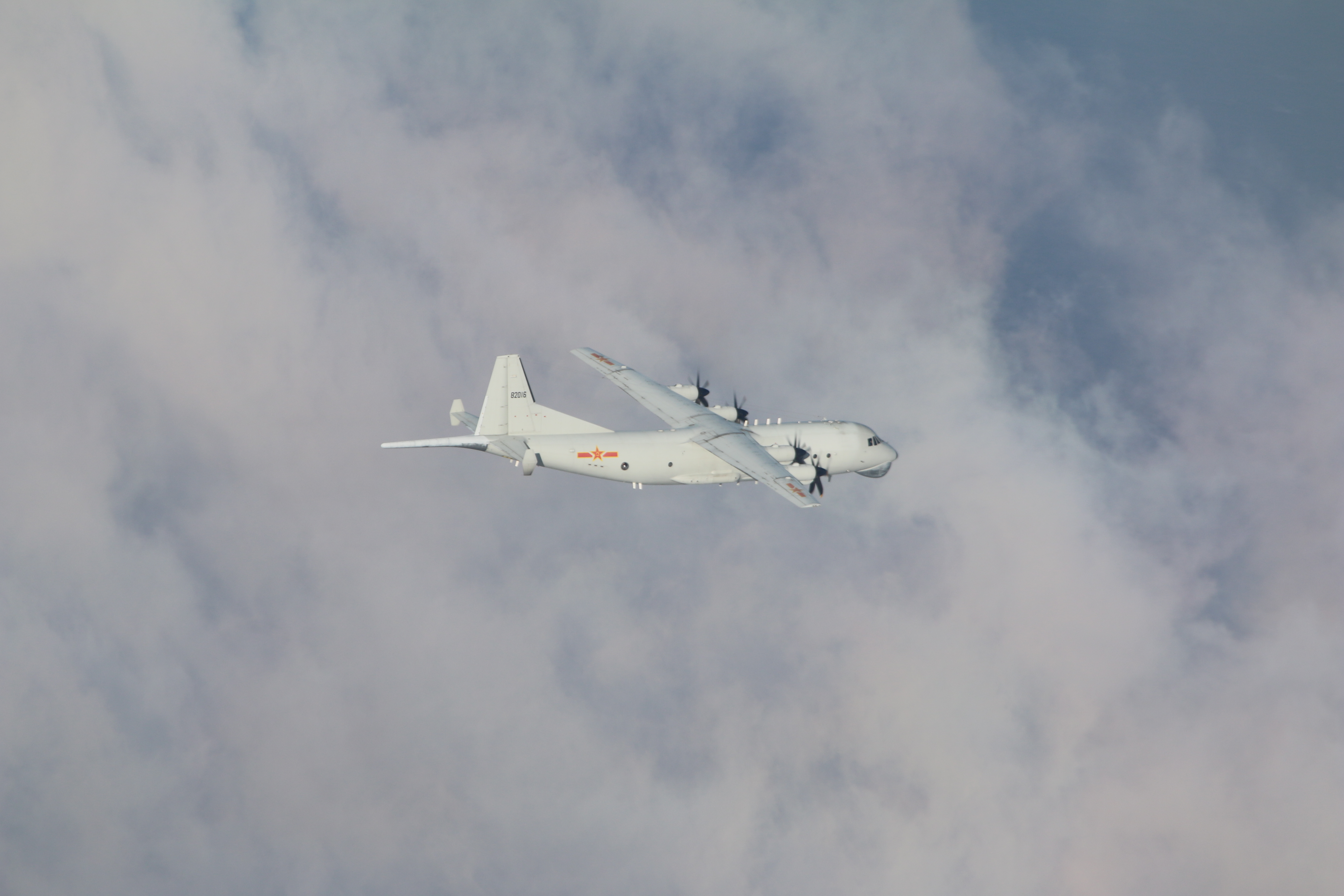 共軍派遣殲-10機、殲-16機、運-8反潛機（圖）等軍機頻繁侵犯我國領域。（國防部提供）