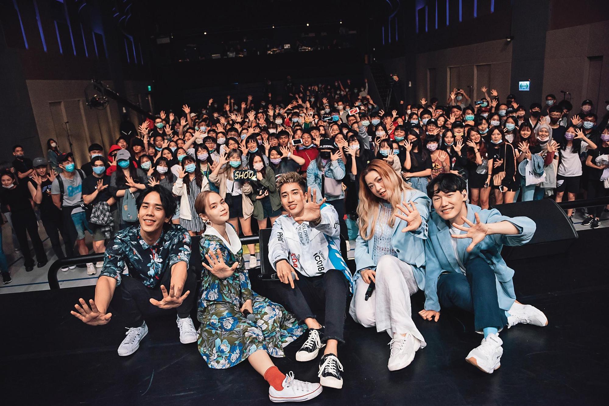 杰思曾與電信公司合作5G演唱會,參與演出的團體包括慢慢說(左一、左二)、婁俊碩(中)和LIMI(右一、右二)。 (杰思國際娛樂提供)
