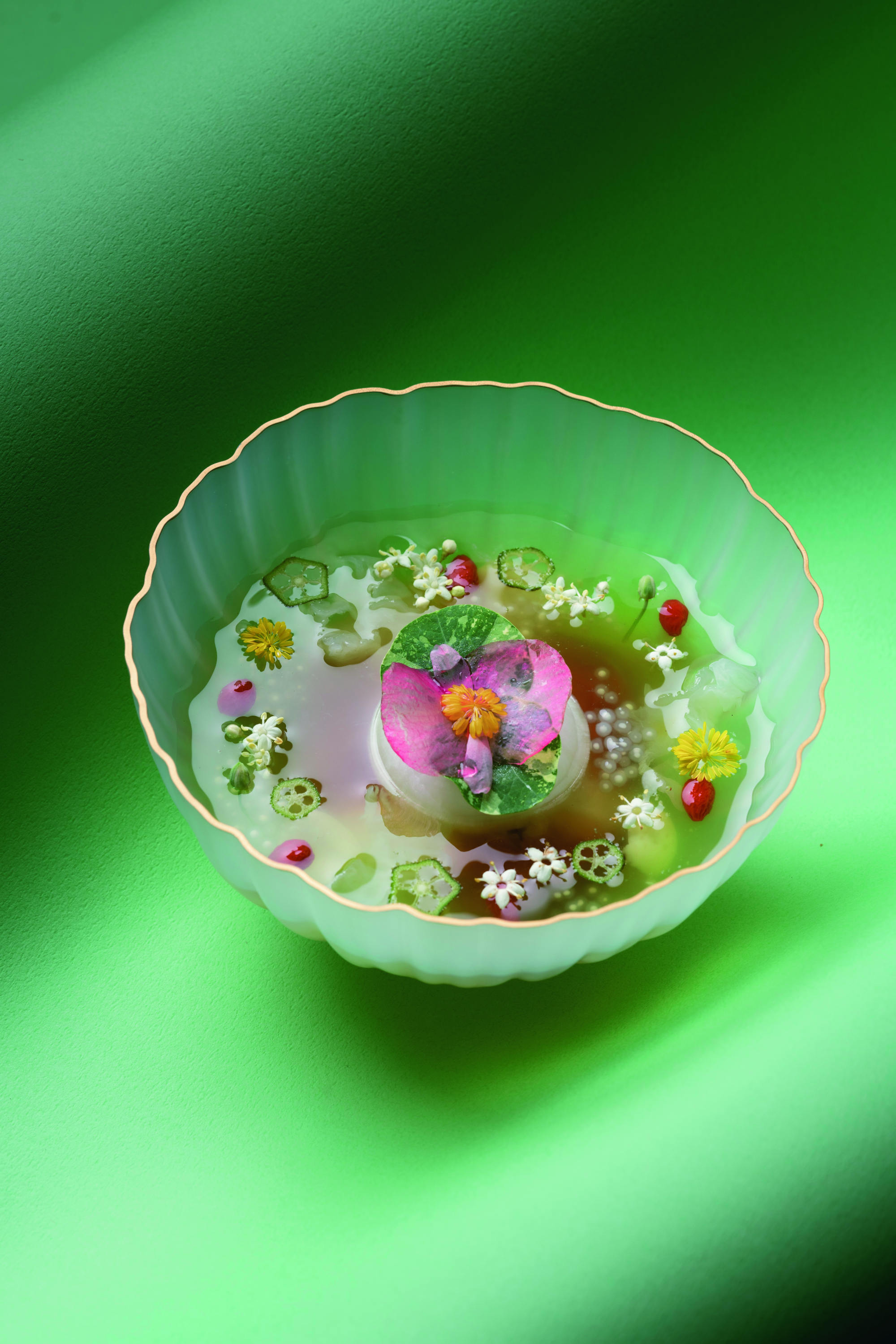 「睡蓮」靈感來自「莫內花園」,以豆花搭配冬瓜糖凍、接骨木果凍冰、金蓮花醬、西谷米、蓮子及白木耳等,讓銀針茉莉花茶湯將所有的食材環抱圍繞。(平塚牧人提供)