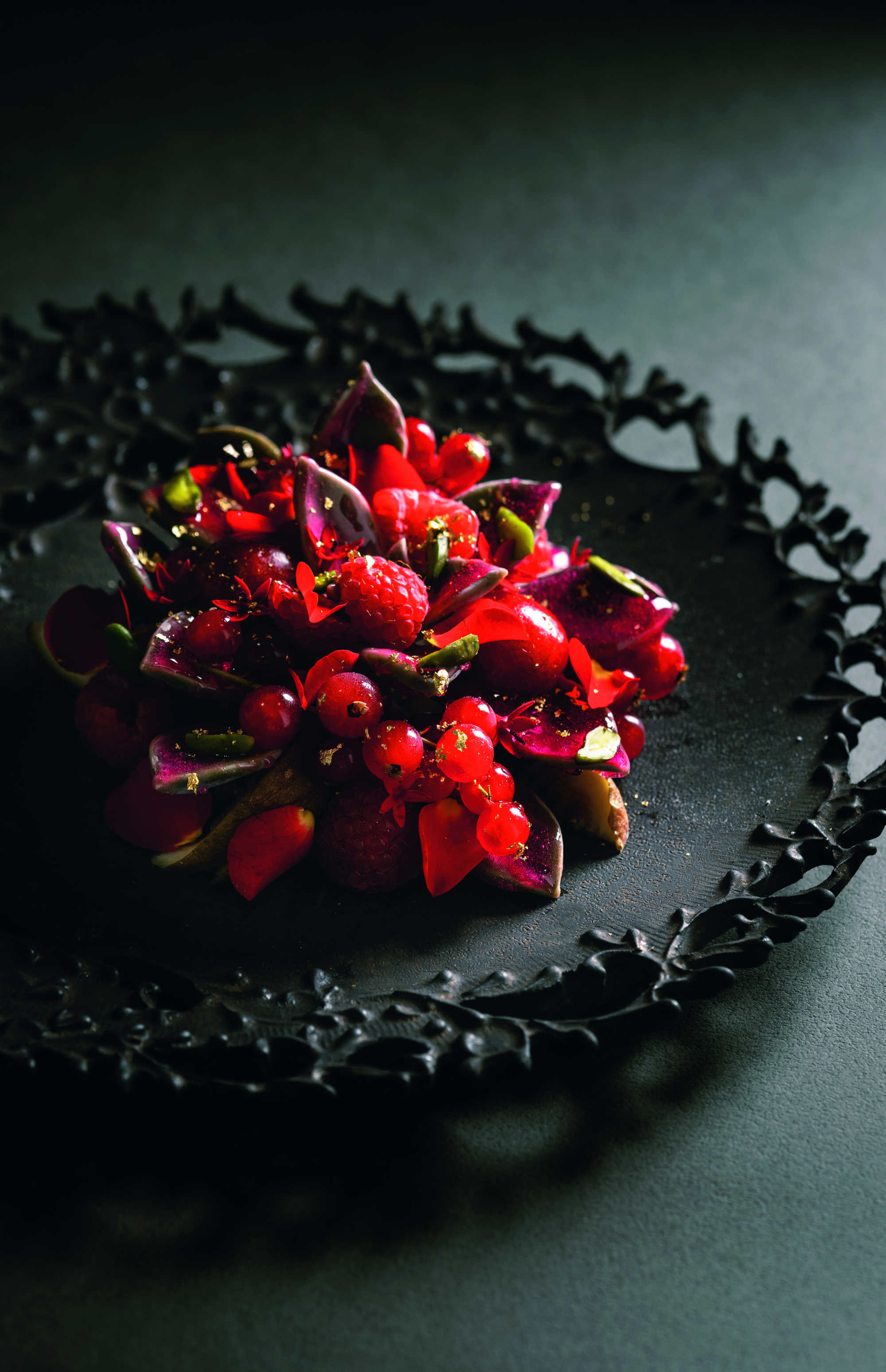 「紅色的曼陀羅」使用石蓮花及大量紅色水果,搭配紅寶石巧克力幕斯與苦杏仁冰淇淋。(平塚牧人提供)