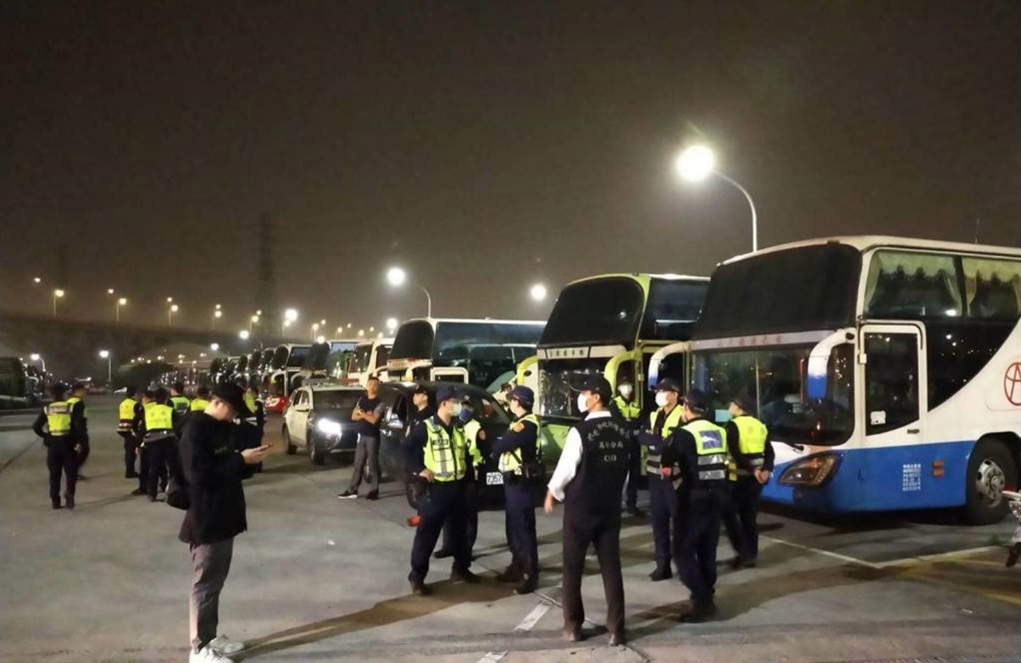 警方接獲竹聯幫弘仁會將集結300人南下參加告別式情資，派出上百名警力緊盯。（翻攝畫面）