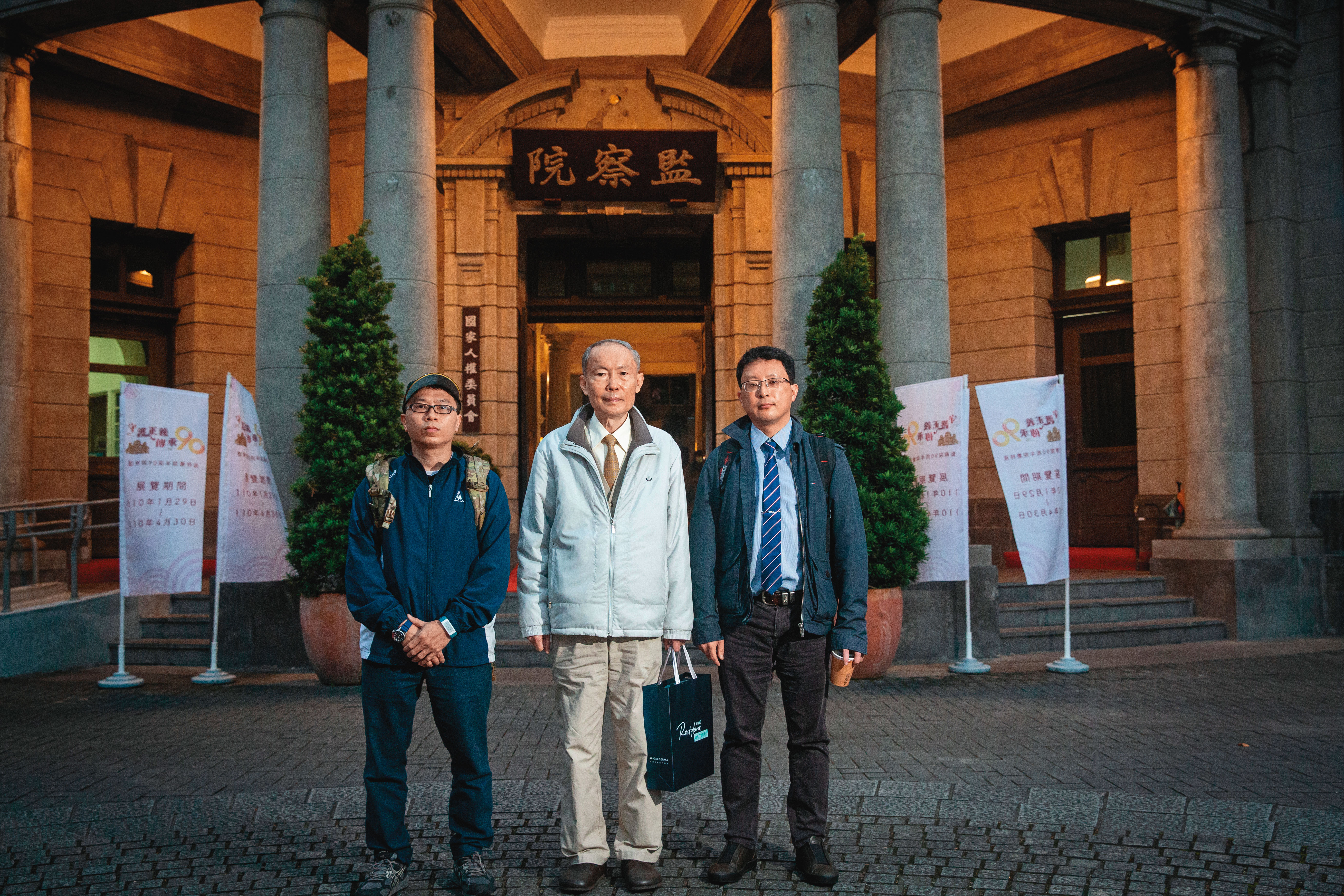 周經凱（中）、林正哲（左）和林秉鴻（右）都認為自己是近18年前和平封院的「被害者」，去年底向監察院成立的人權會提出陳情，今年3月8日完成第一次調查會議。
