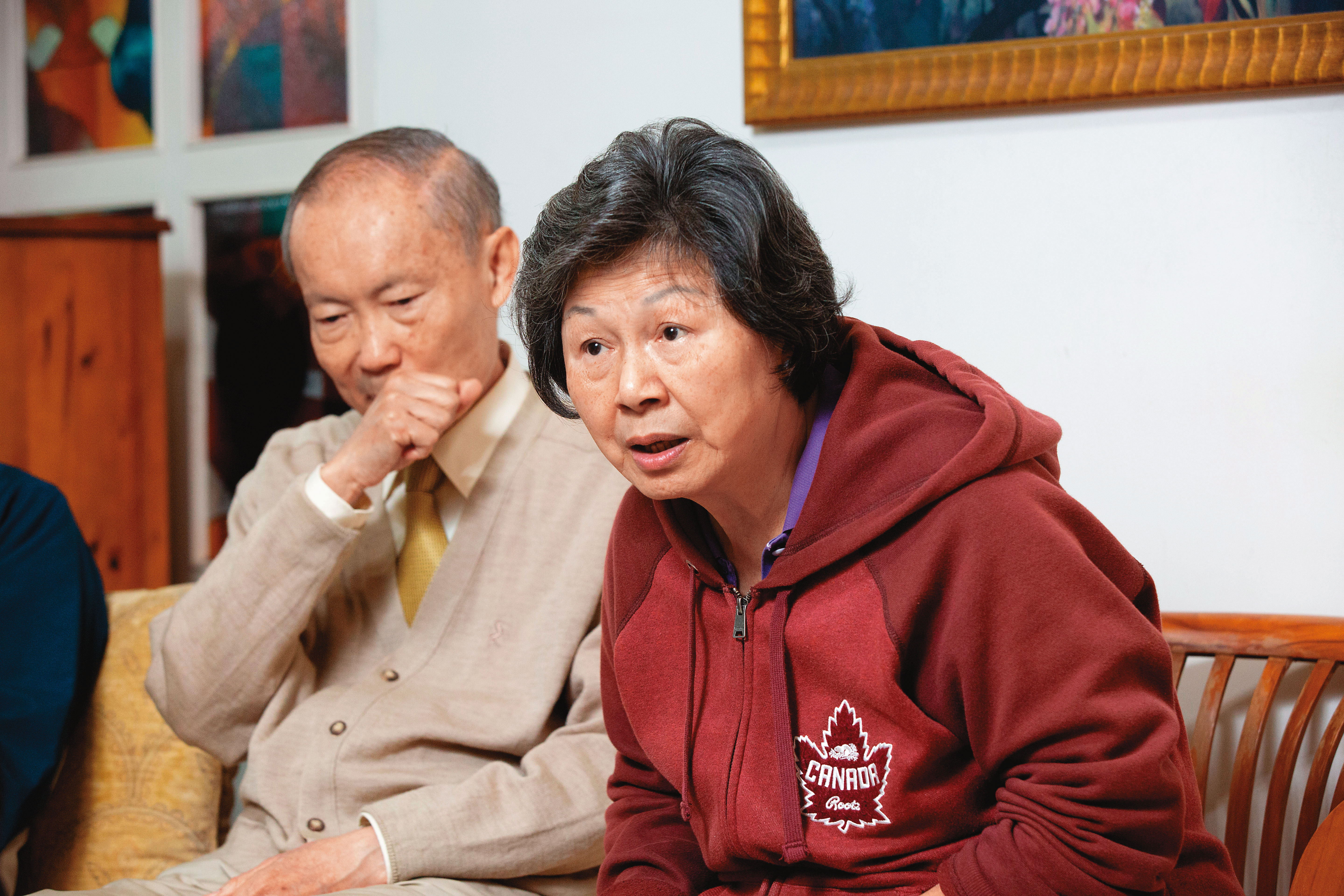 周經凱（左）和太太李宜殷（右）一同受訪，周沉默多過發言，反而是李宜殷非常氣憤激動。