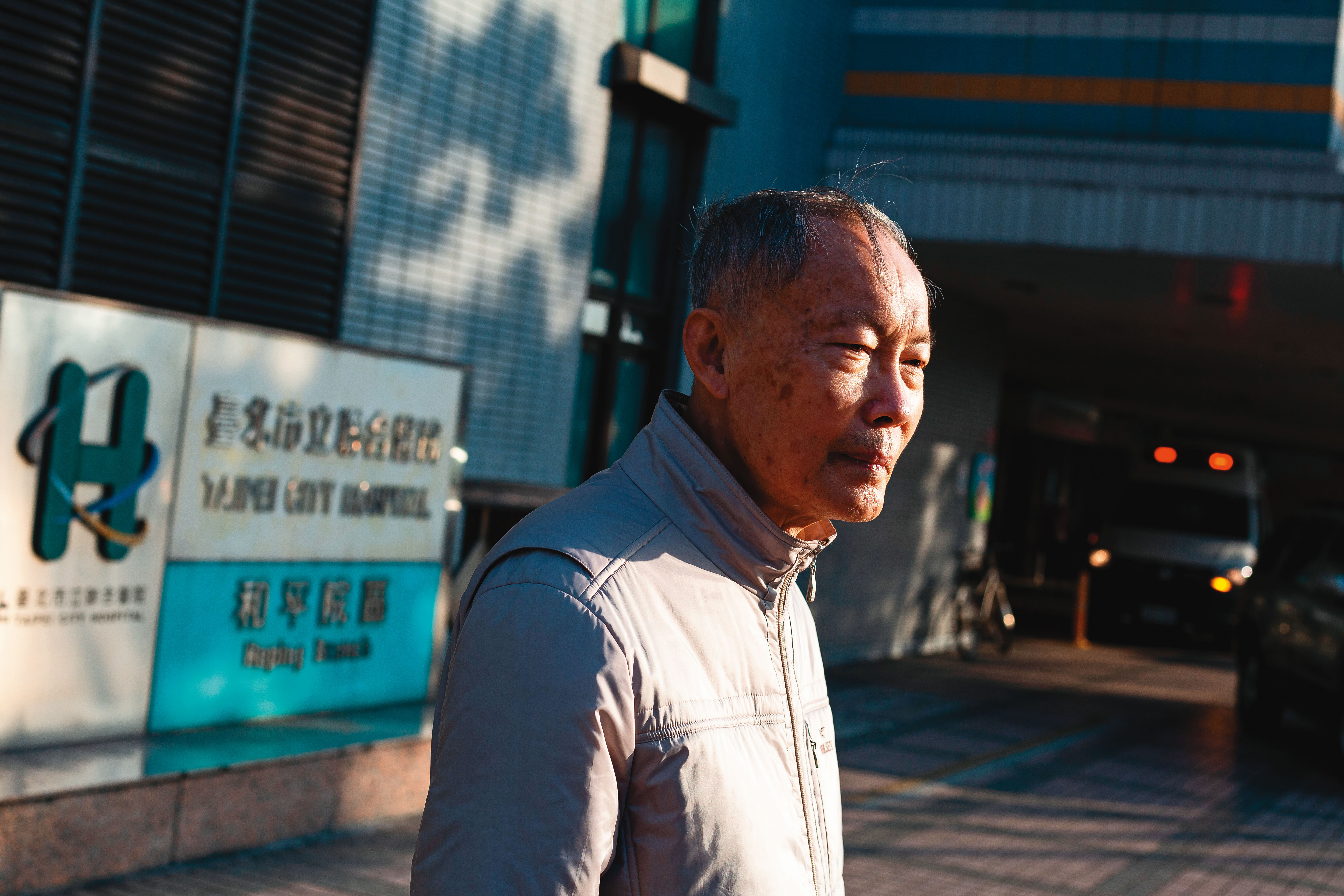 李宜殷說，和平醫院裡還留有周經凱當主任時買的一幅畫，多年過去，「看到我一定認得出來。」圖為周經凱散步回和平醫院。