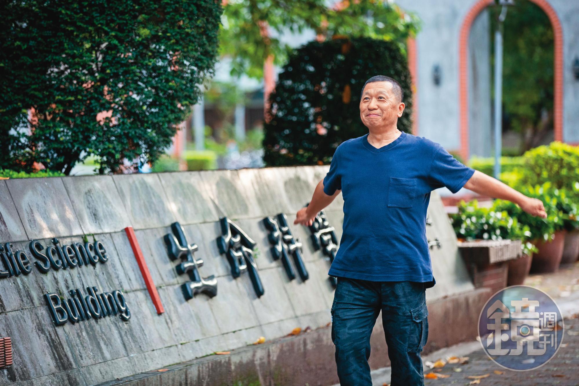 郭祥廈今年61歲了,是目前鯨豚協會裡最資深的成員,但他不是獸醫,也沒有生物背景,所有跟鯨豚有關的知識,都是在擱淺及解剖現場一一學來的。