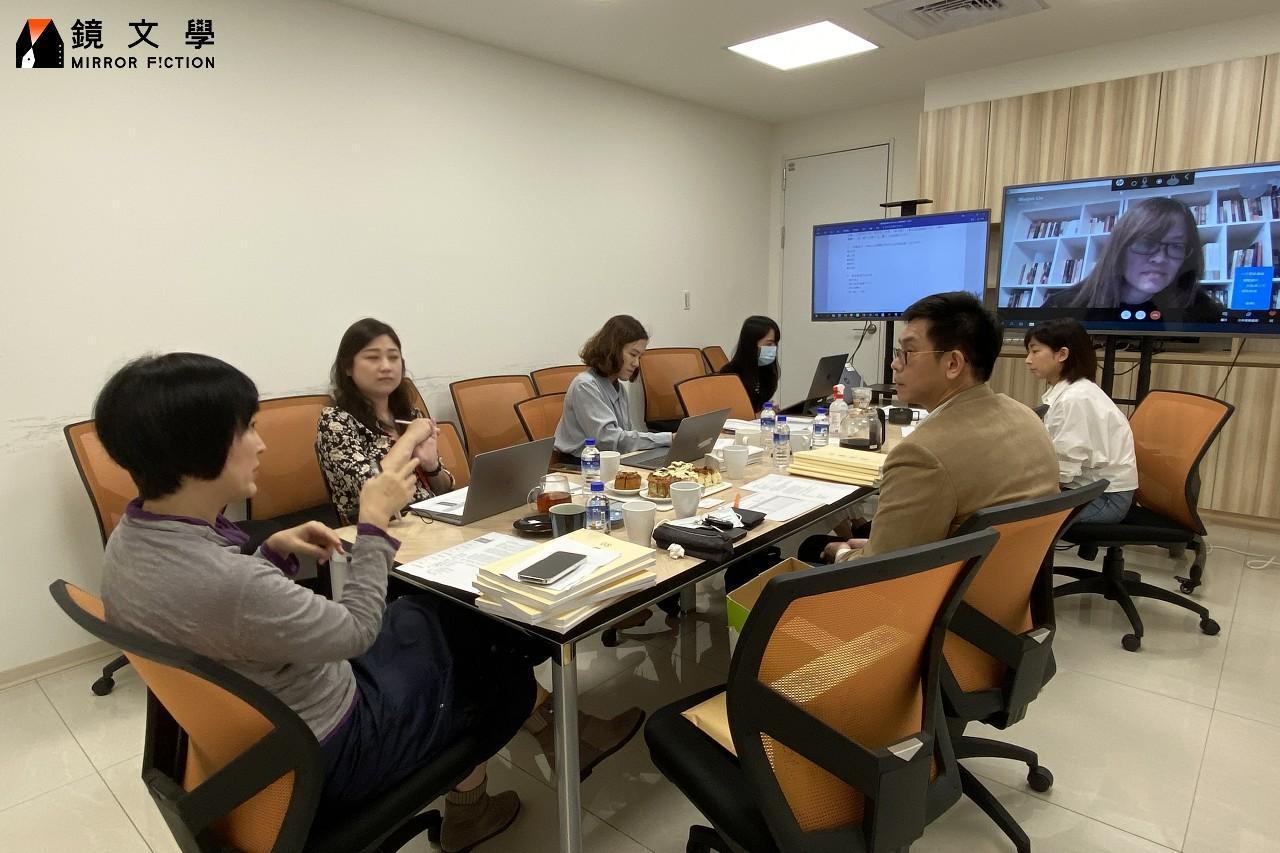 決選過程評審討論熱烈，其中劉蔚然因無法到場，以視訊方式參與共同評選。（鏡文學提供）