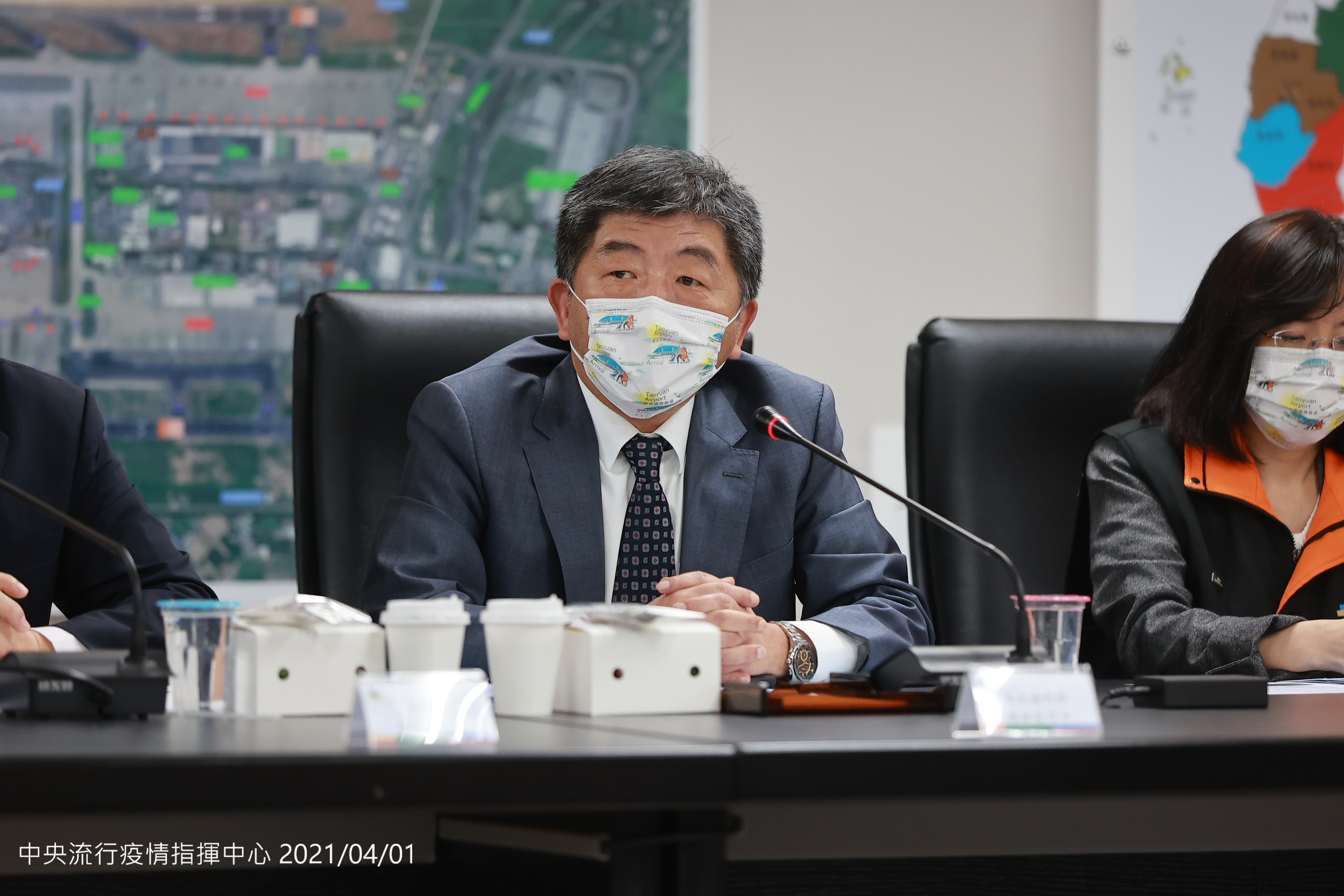 指揮中心4月1日於桃園機場設立前進指揮所，陳時中指揮官於當日前往前進指揮所聽取簡報。前進指揮所由疾管署、外交部、交通部、部立桃園醫院、旅行公會全聯會等單位派員進駐，全力協助民眾相關事宜（指揮中心提供）