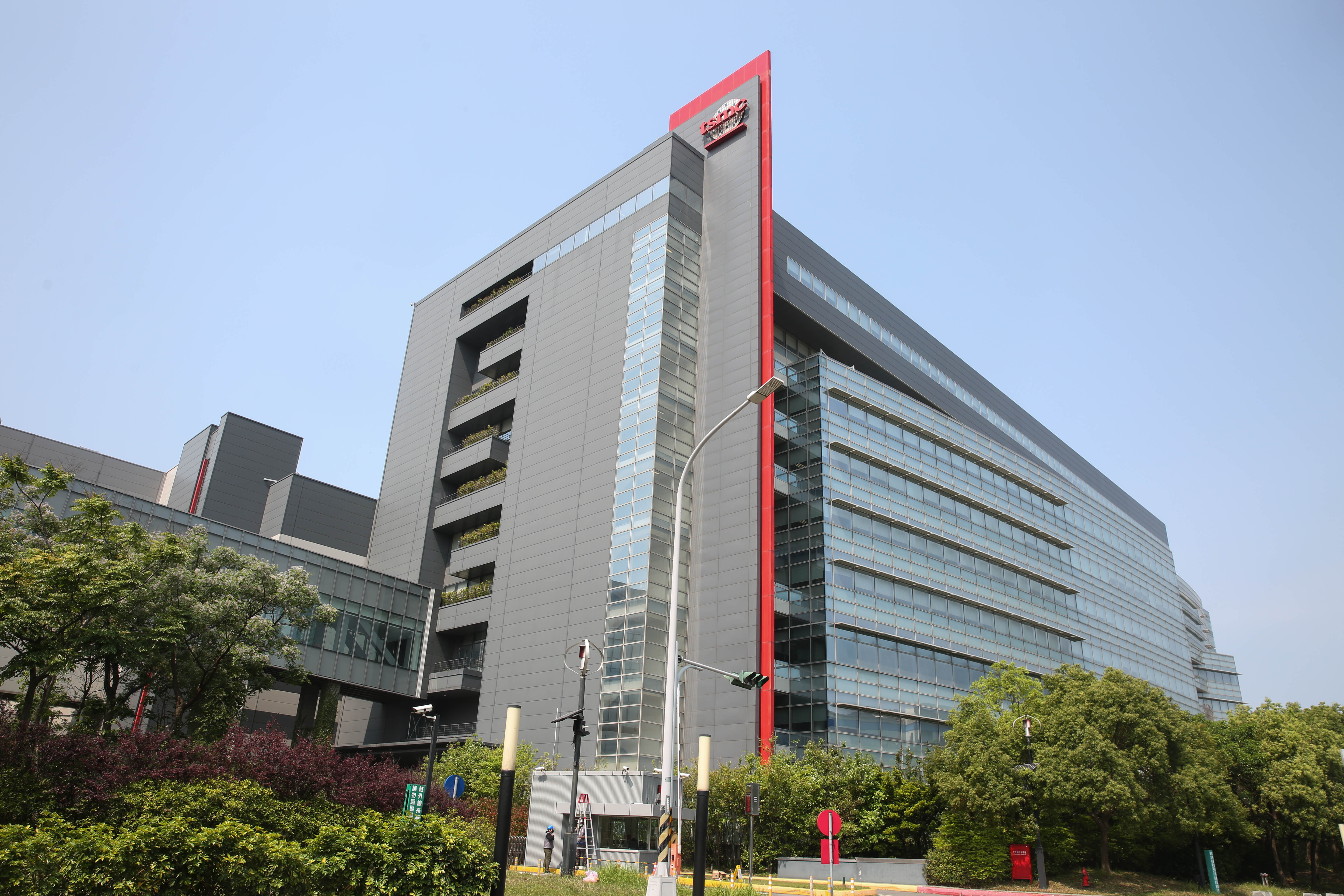 業界流傳一封魏哲家給客戶的信，內容指出台積電計畫3年內大幅投資1,000億美元（約新台幣2.85兆元）擴充產能。（本刊資料照）