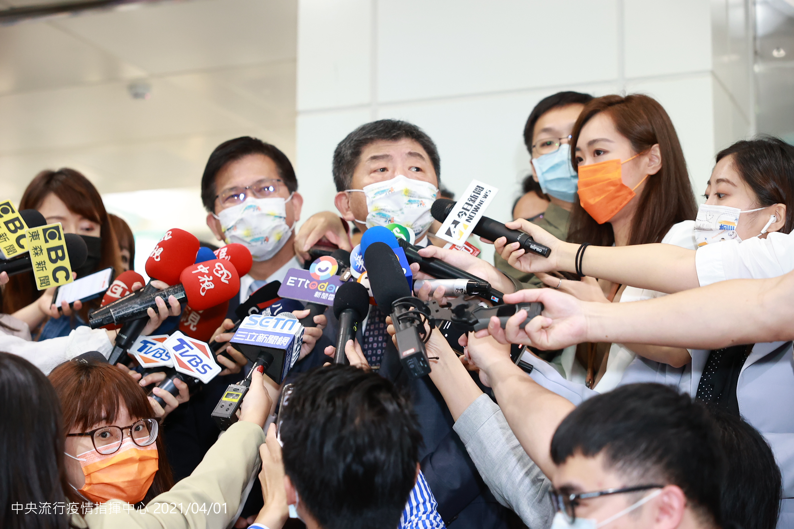 指揮官陳時中與交通部林佳龍部長共同視察台帛首發旅遊泡泡出境事宜，期許在兼顧防疫安全下，振興兩國旅遊及經濟活動。（指揮中心提供）