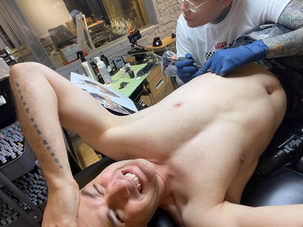 土耳其藝人吳鳳成為台灣女婿多年，和老婆感情相當甜蜜。（翻攝自吳鳳臉書）