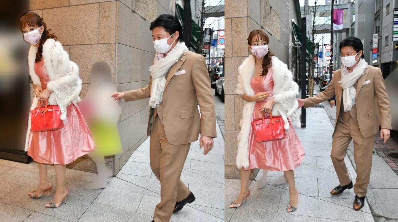 神田宇乃(左)生日這天提著粉紅色愛馬仕柏金包和老公與女兒一起在銀座慶生。(翻攝自《女性SEVEN》)