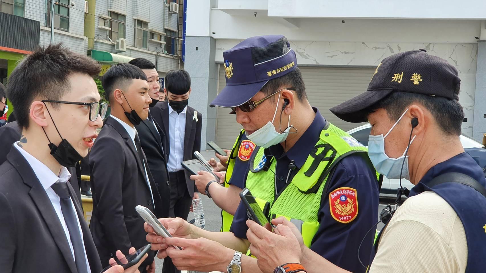 警方一一盤查參與告別式人員。（讀者提供）