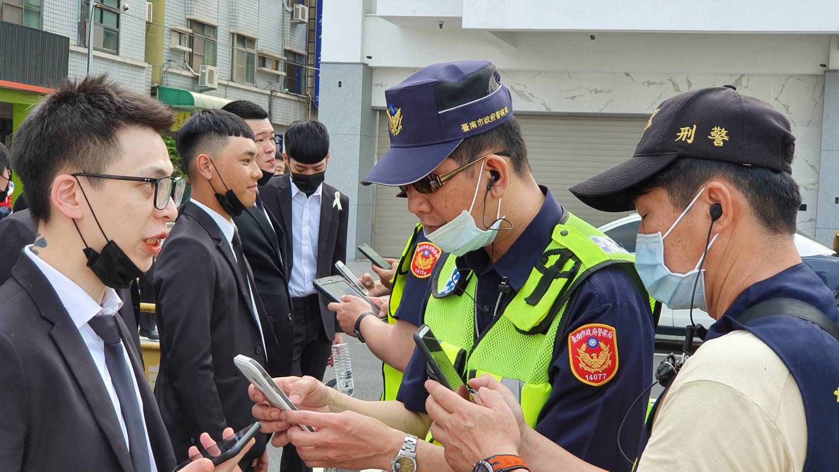 警方一一盤查參與告別式人員。（讀者提供）