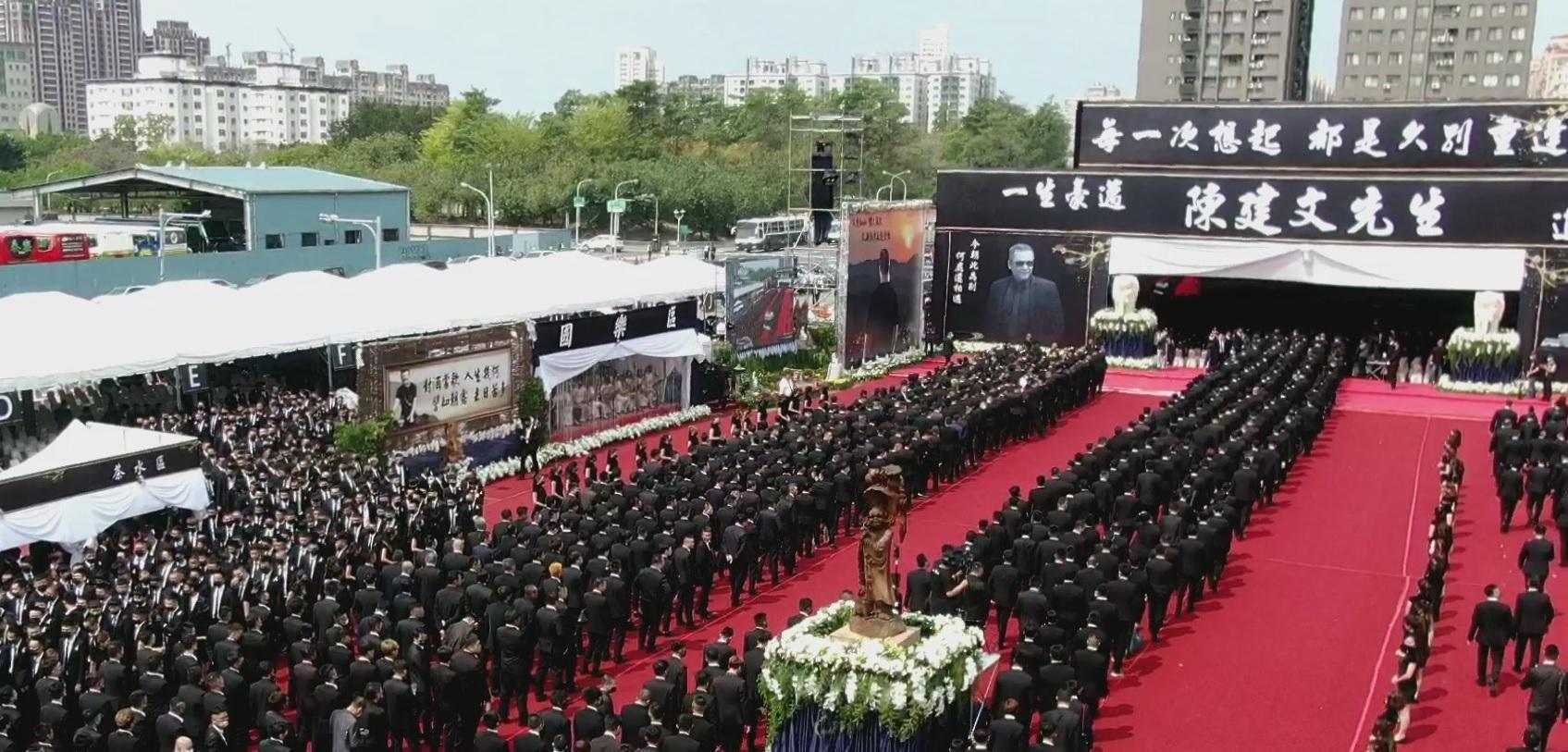台南安平角頭陳建文告別式，各地幫派動員逾3,000人到場參與。（讀者提供）