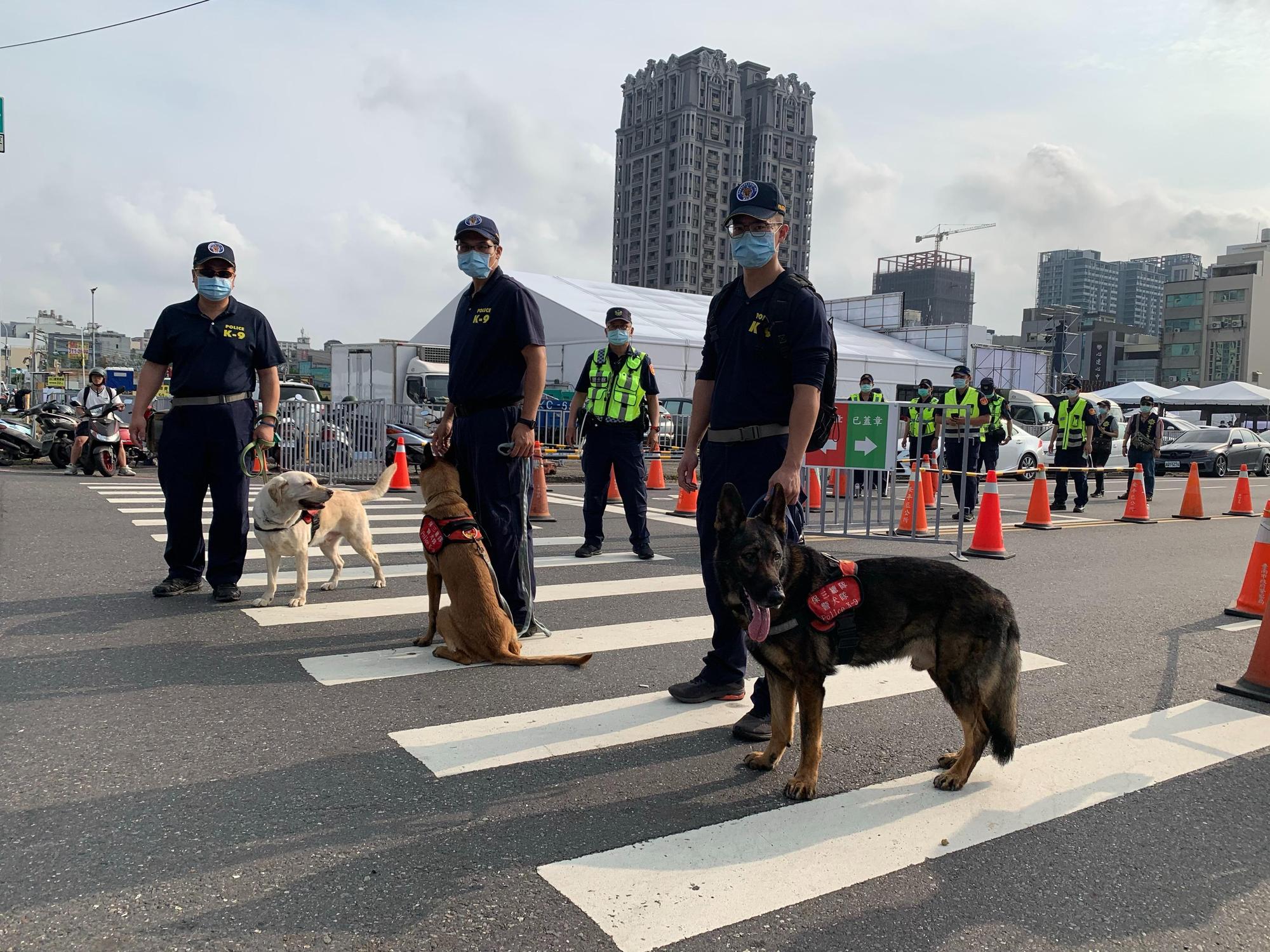 台南警方首次出動緝毒犬到場。（讀者提供）