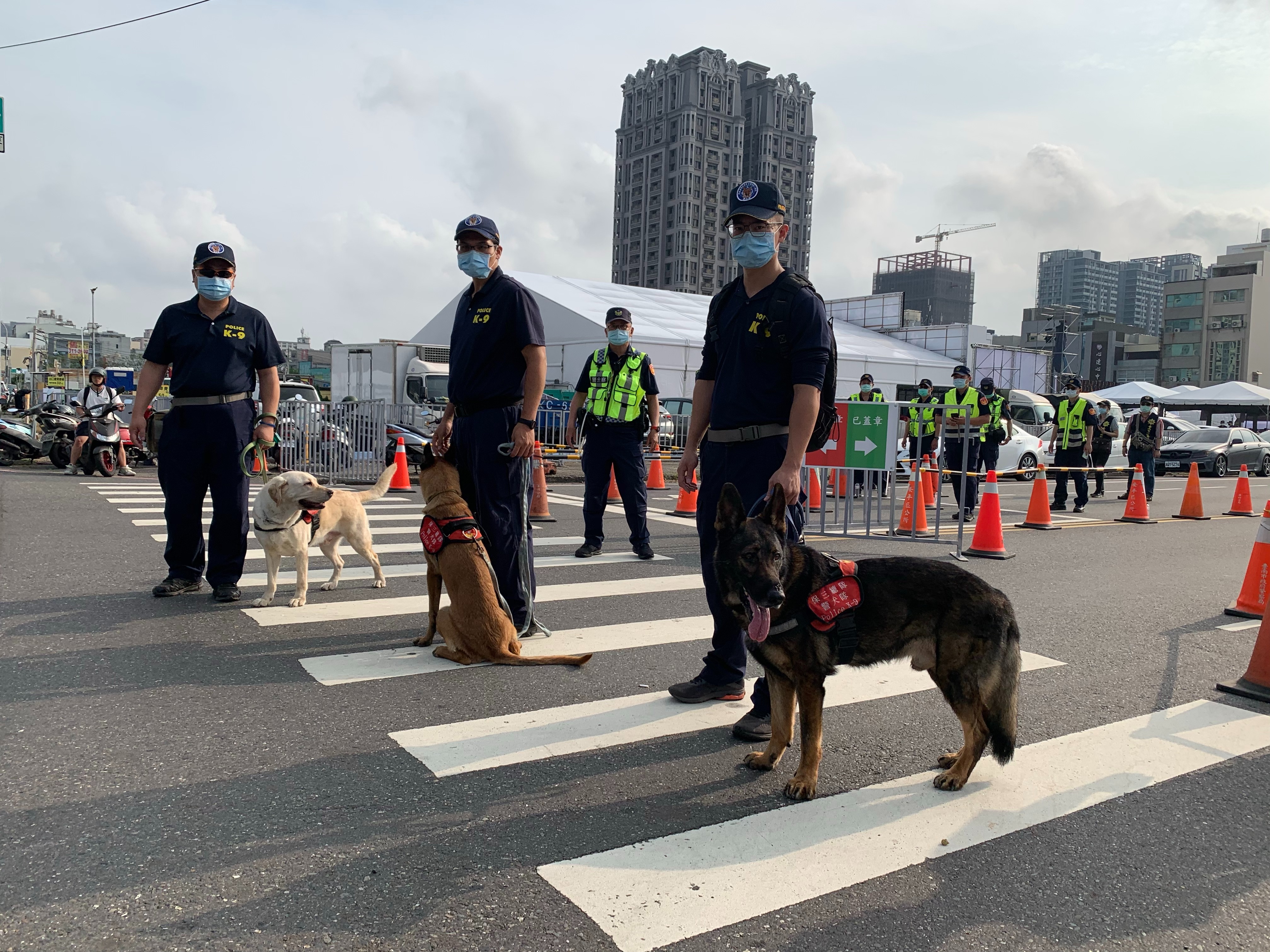 台南警方首次出動緝毒犬到場。（讀者提供）