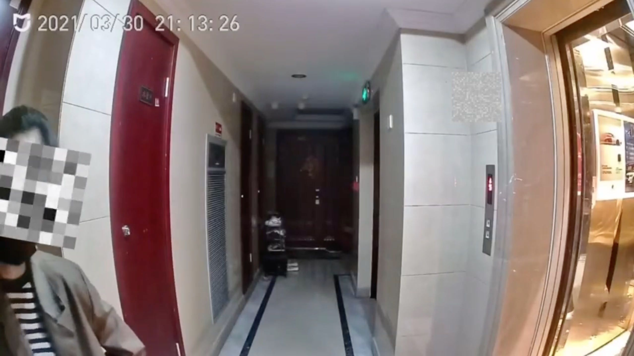 左邊這位女子,先是用力拍門,後來直接潑婦罵街似地喊著汪卓成的名字。(截圖自影片)