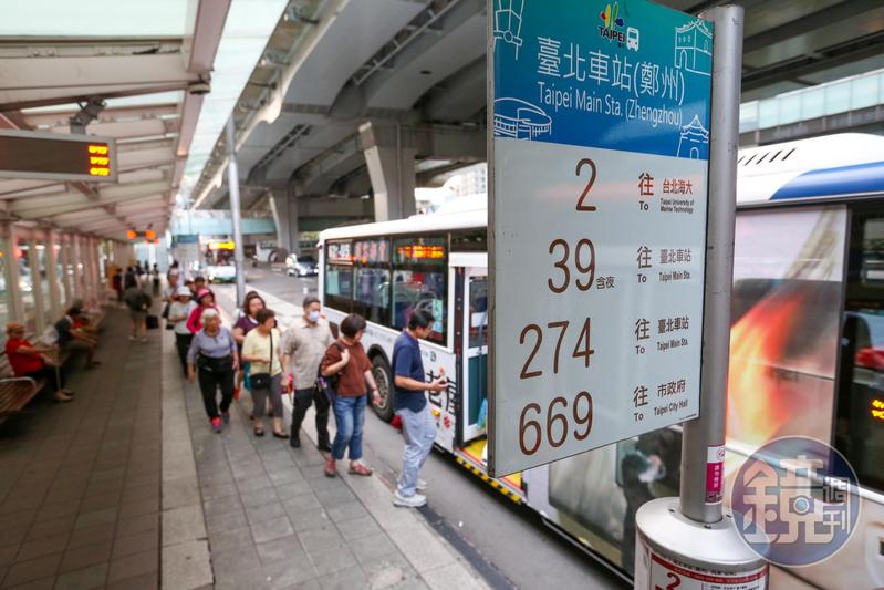 一位掛著身心障礙手冊的阿伯要求讓座，與原PO發生衝突。（翻攝畫面，示意圖非當事人）