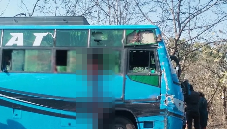 一名印度女童日前搭公車時，因暈車將頭伸出窗外準備嘔吐，卻在下秒遭對向的卡車「斬首」。（翻攝自《India Today TV》YouTube）