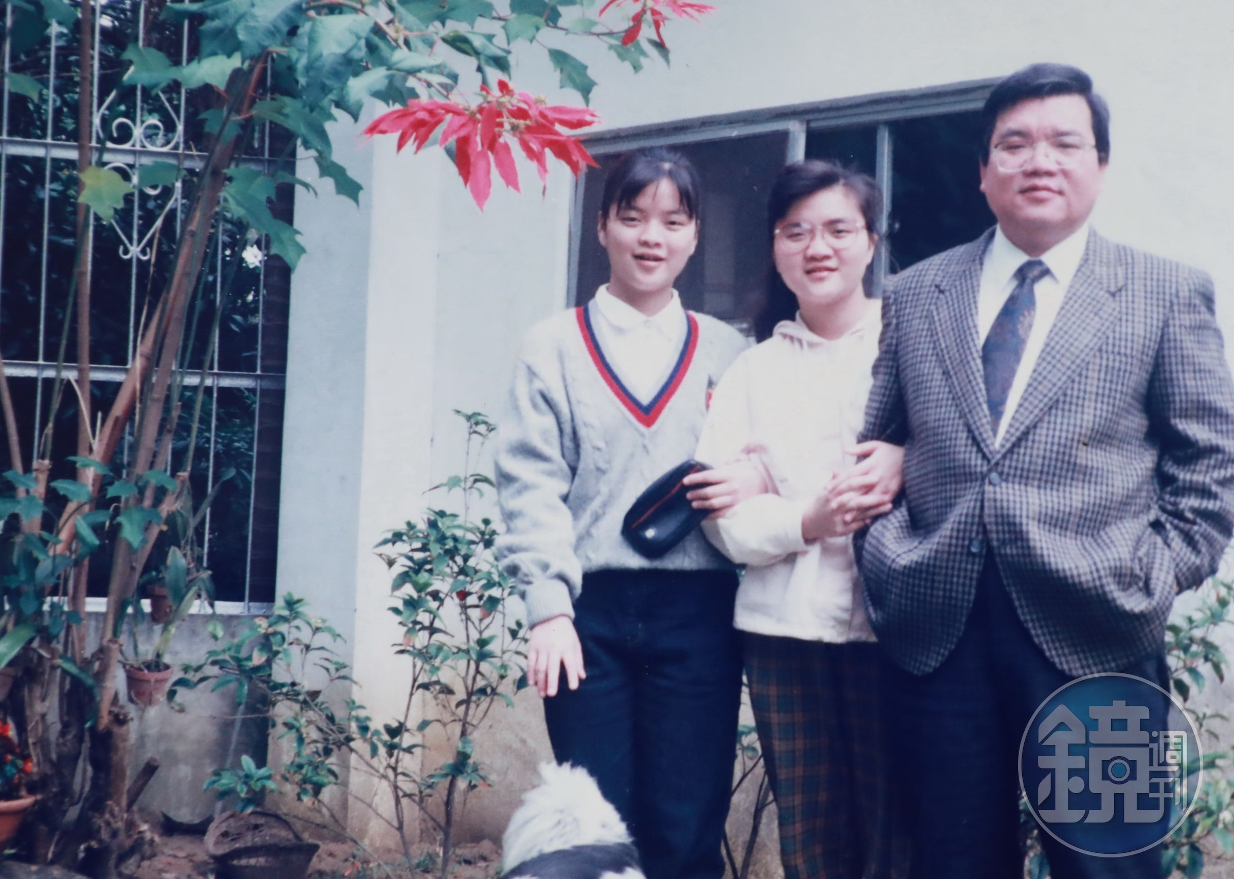 魏世芬（右二）是大女兒，曾跟著父親魏吉助一起研究、展演台灣本土歌謠。（魏世芬提供）