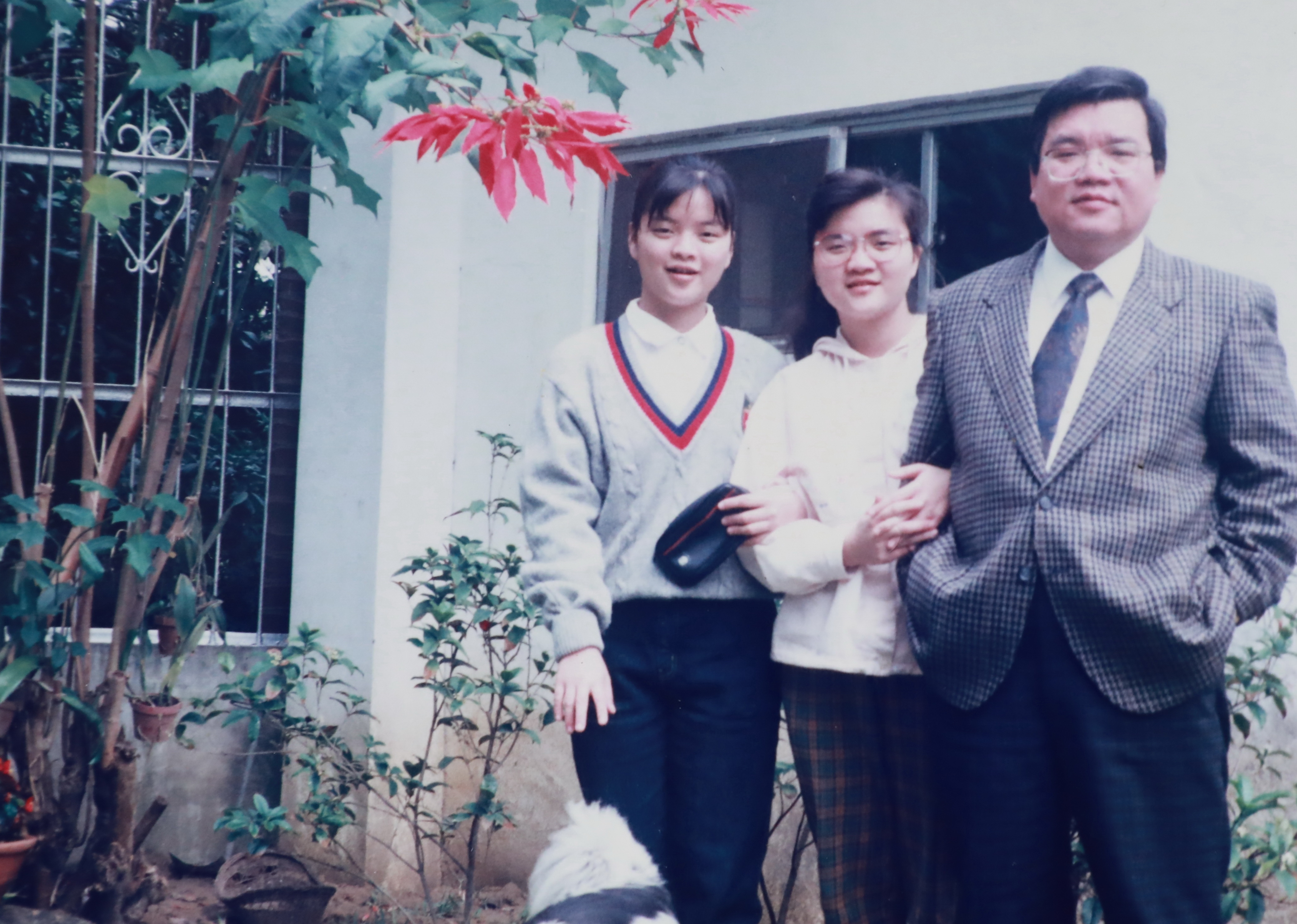 魏世芬（右二）是大女兒，曾跟著父親魏吉助一起研究、展演台灣本土歌謠。（魏世芬提供）