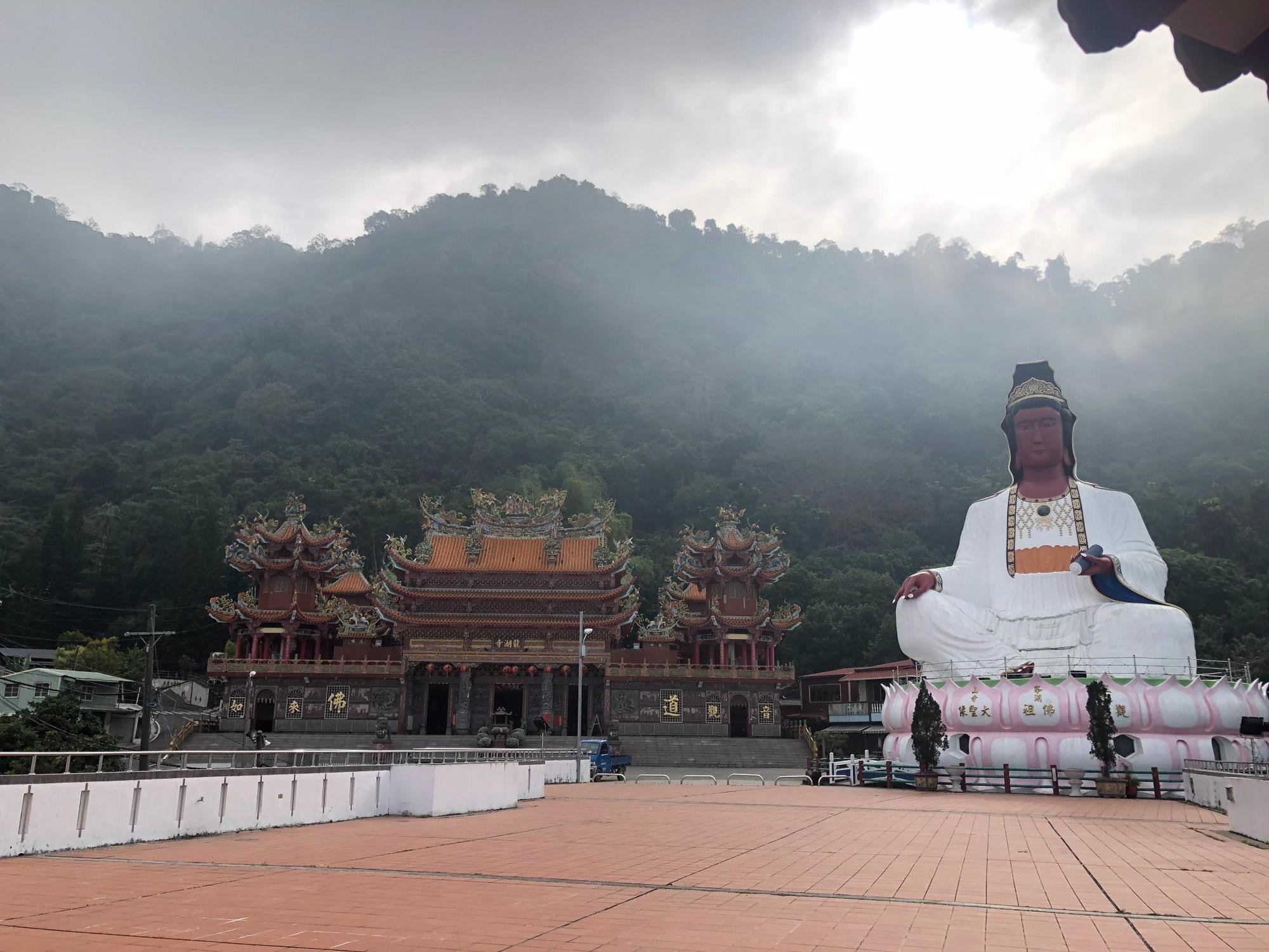 龍湖寺巨大觀音像。（台南市政府觀光旅遊局提供）