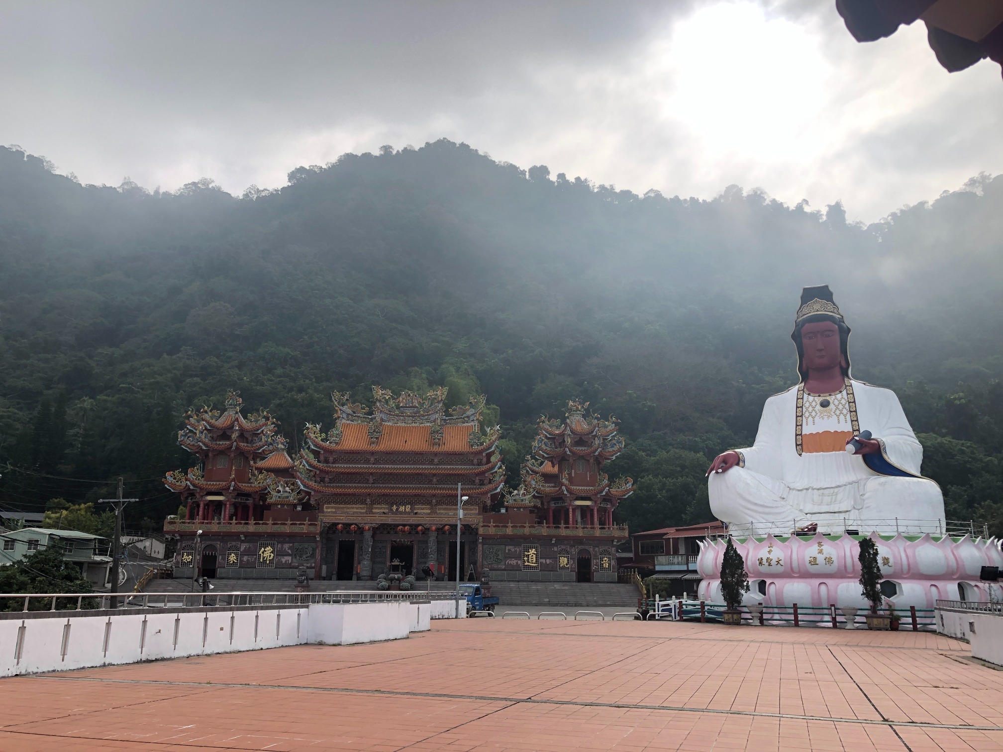 龍湖寺巨大觀音像。（台南市政府觀光旅遊局提供）