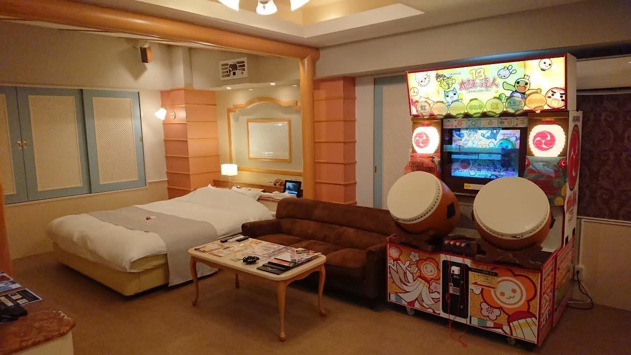 Hotel Luna的某間房內有完整一套太鼓達人的設備。(翻攝自Hotel Luna官網)