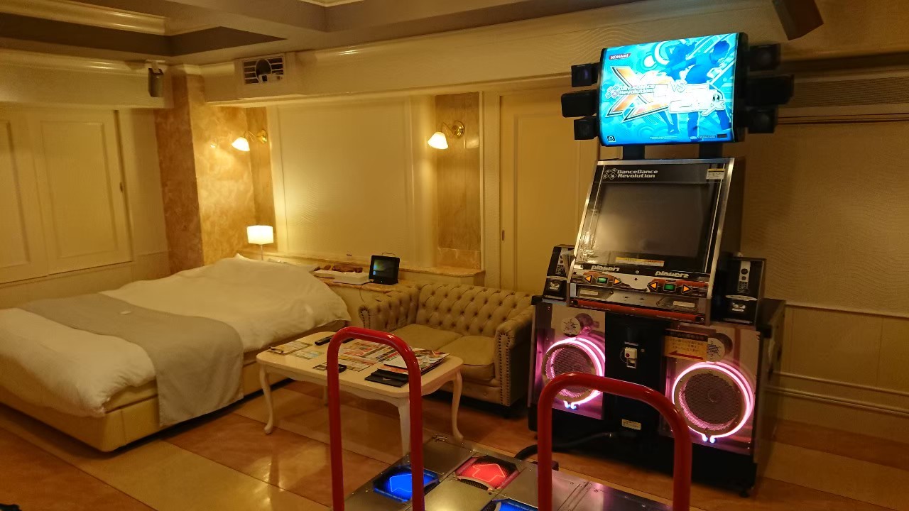 房內有跳舞機的摩鐵並不多見。(翻攝自Hotel Luna官網)