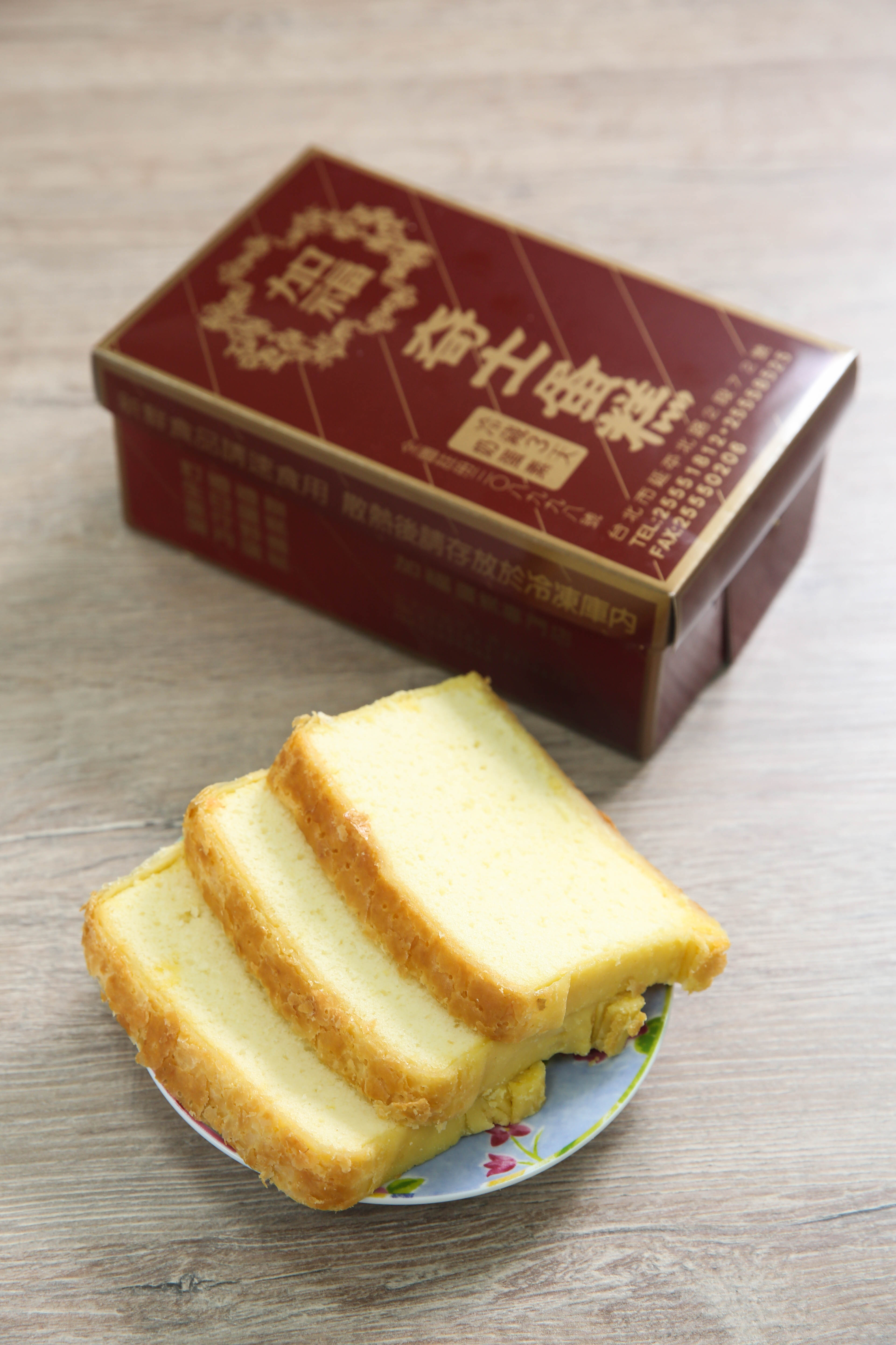 加福奇士蛋糕專門店的起酥蛋糕酥皮較油，香氣較重。（250元／盒）
