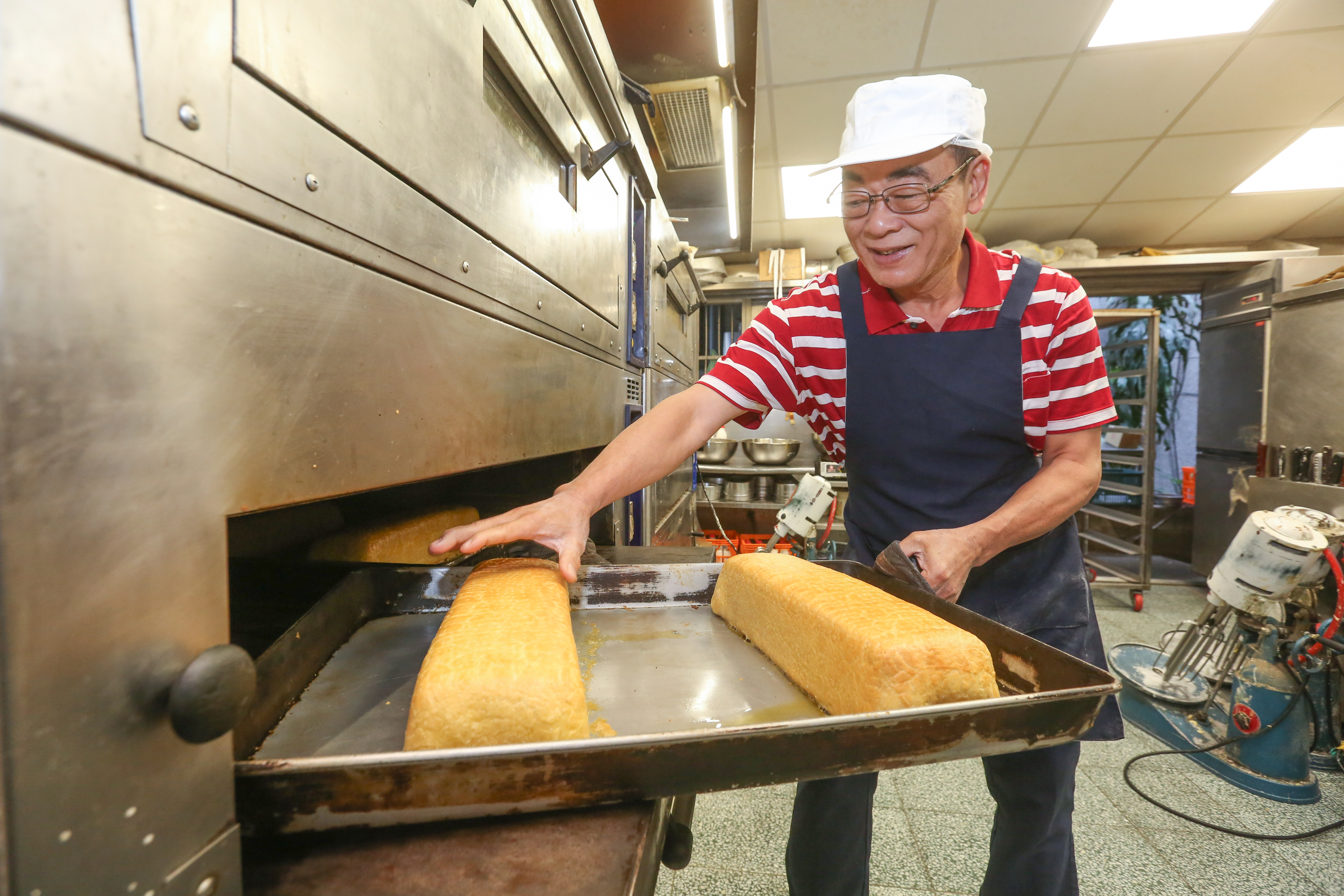 蔡政達創業前在「百合麵包園」工作,也研發出起酥蛋糕,從此帶動起酥蛋糕流行30多年。