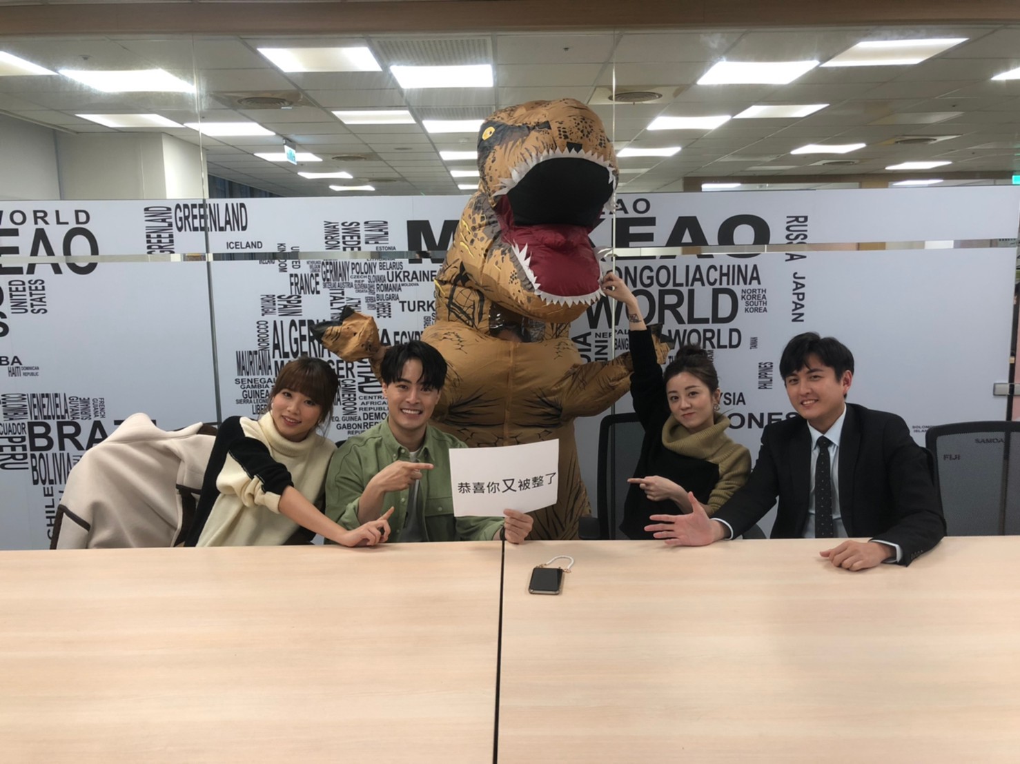 愚人節前夕劇組假借出席公益活動,邀(左起)王上菲、朱宇謀、楊佩潔、黃靖倫一同開會。(TVBS提供)