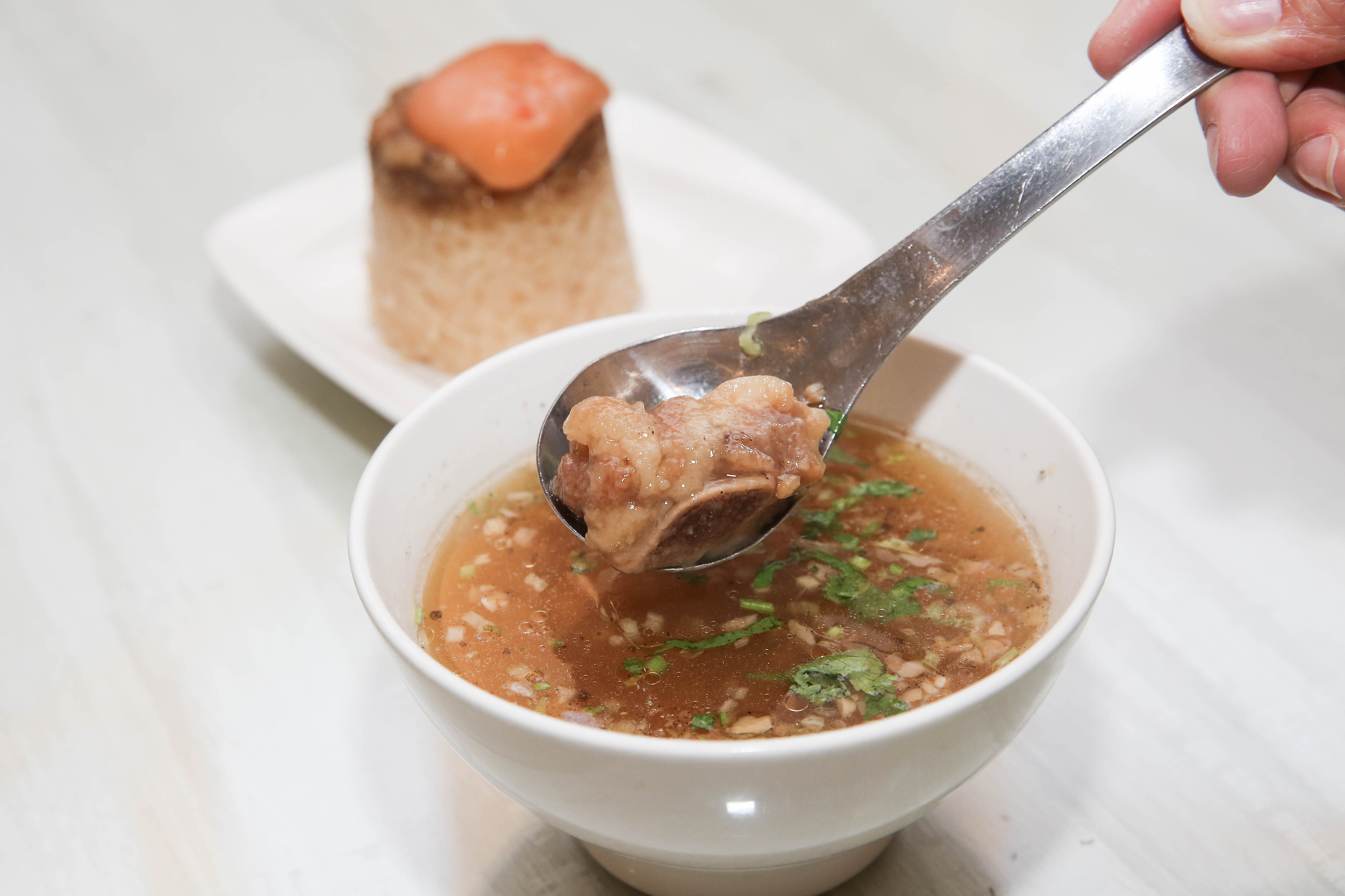 排骨酥湯湯底使用單純的大骨湯，沒有過多香料調味的排骨酥蒸煮2小時，肉鮮甜且入口即化。（45元／碗）