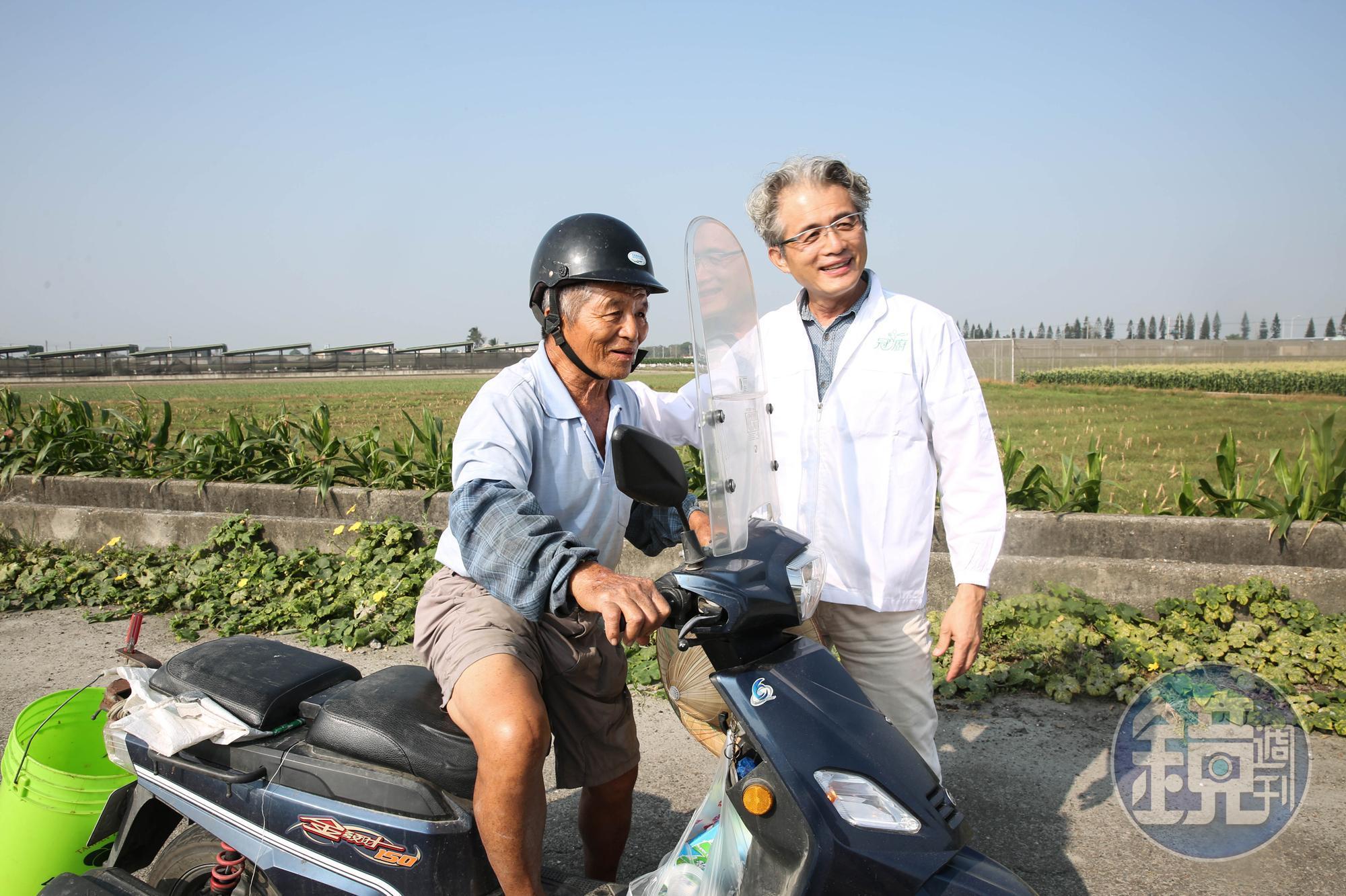 陳宏賓（右）家族在雲林元長鄉有150公頃的土地，他的父親（左）現在還在務農，種植的作物就是冠廚醬料的主要原料。