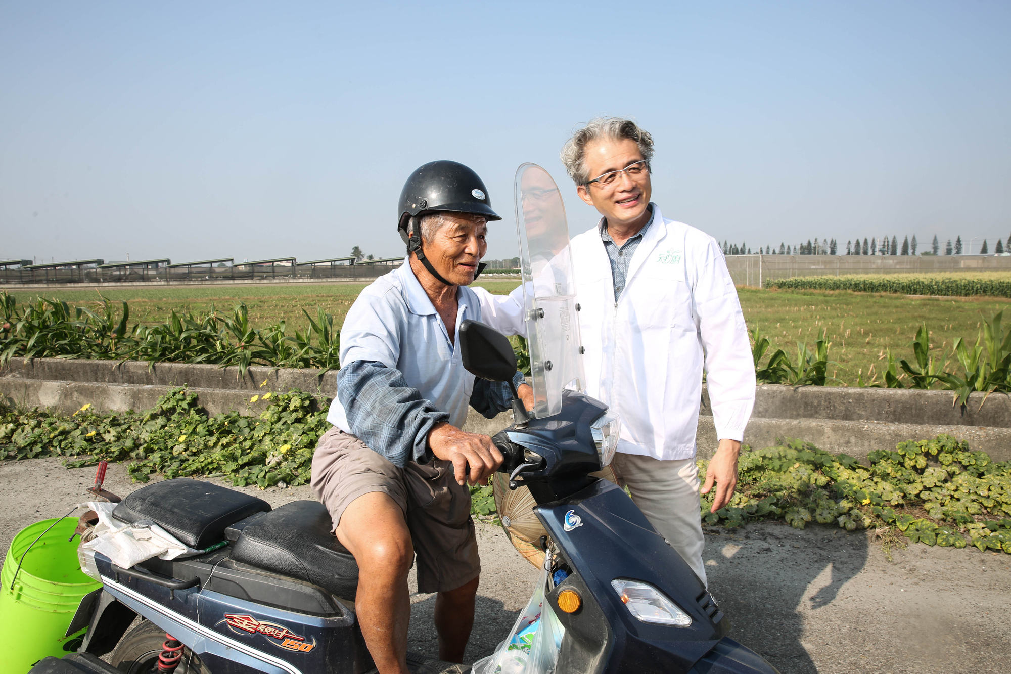 陳宏賓（右）家族在雲林元長鄉有150公頃的土地，他的父親（左）現在還在務農，種植的作物就是冠廚醬料的主要原料。
