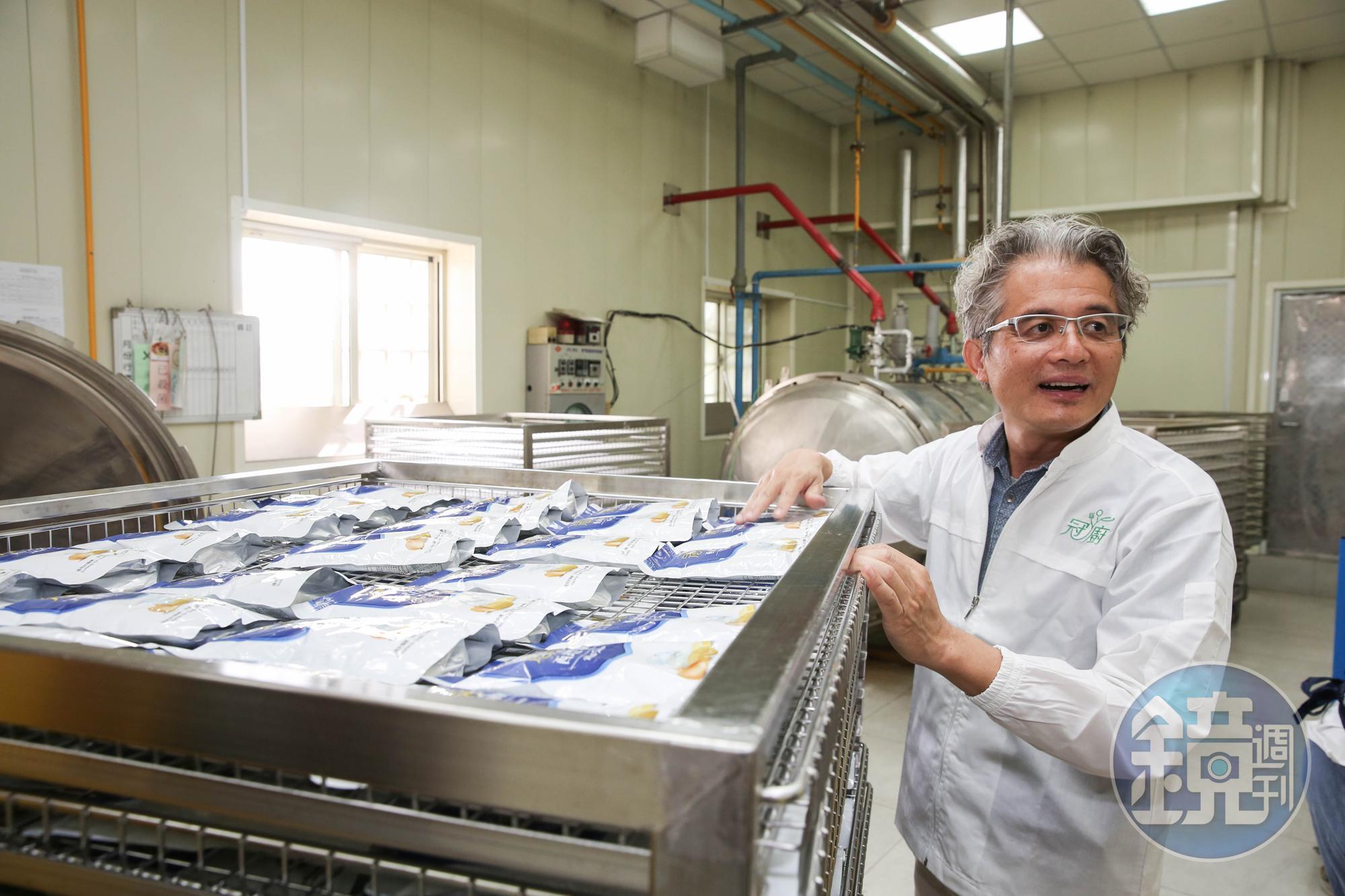 陳宏賓（右）研發出的醬料包，透過機器用120度高溫殺菌，常溫下可保存2年。