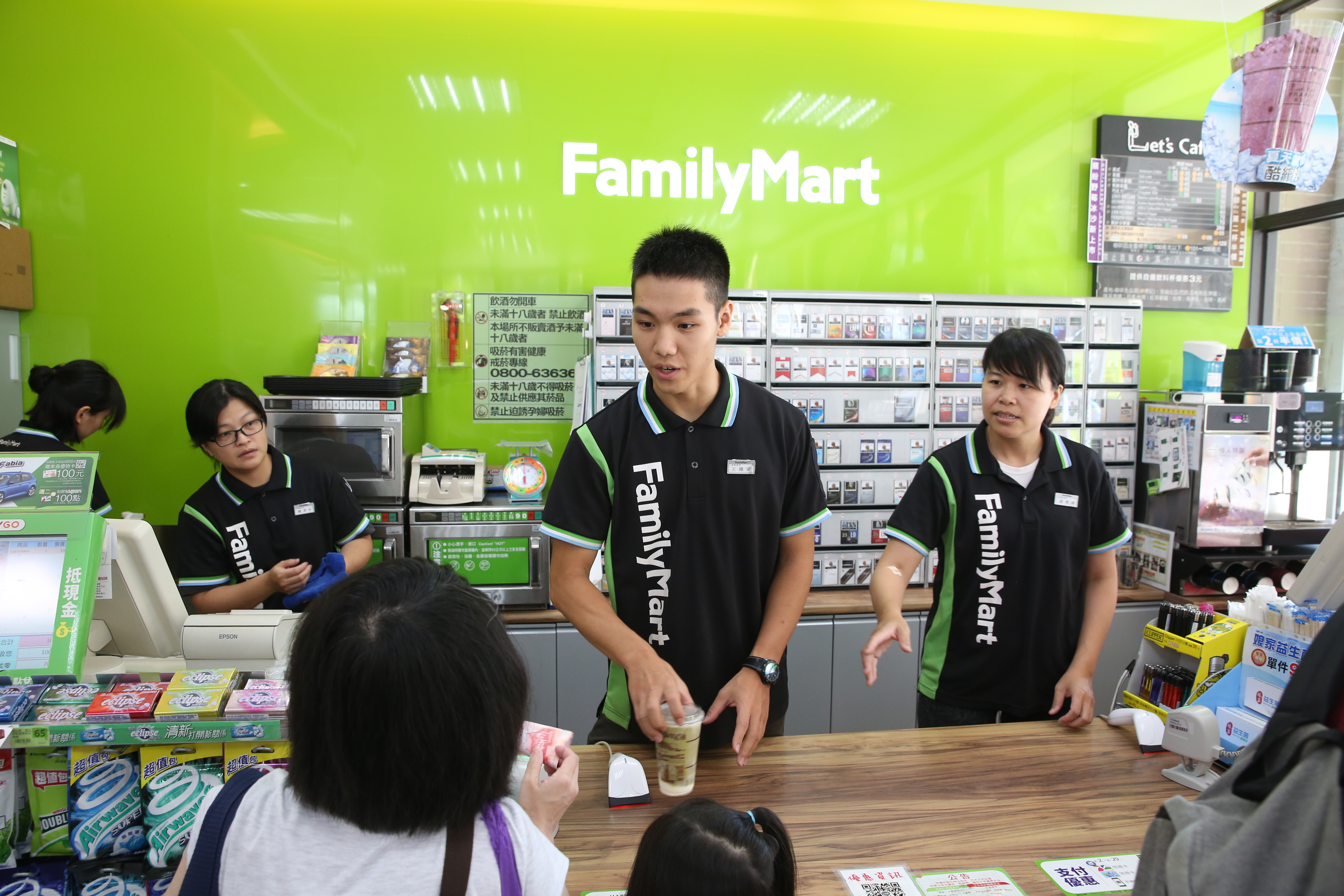 民生消費族群，如統一超、全家等，較不受景氣影響，存股族可考慮。（資料照）