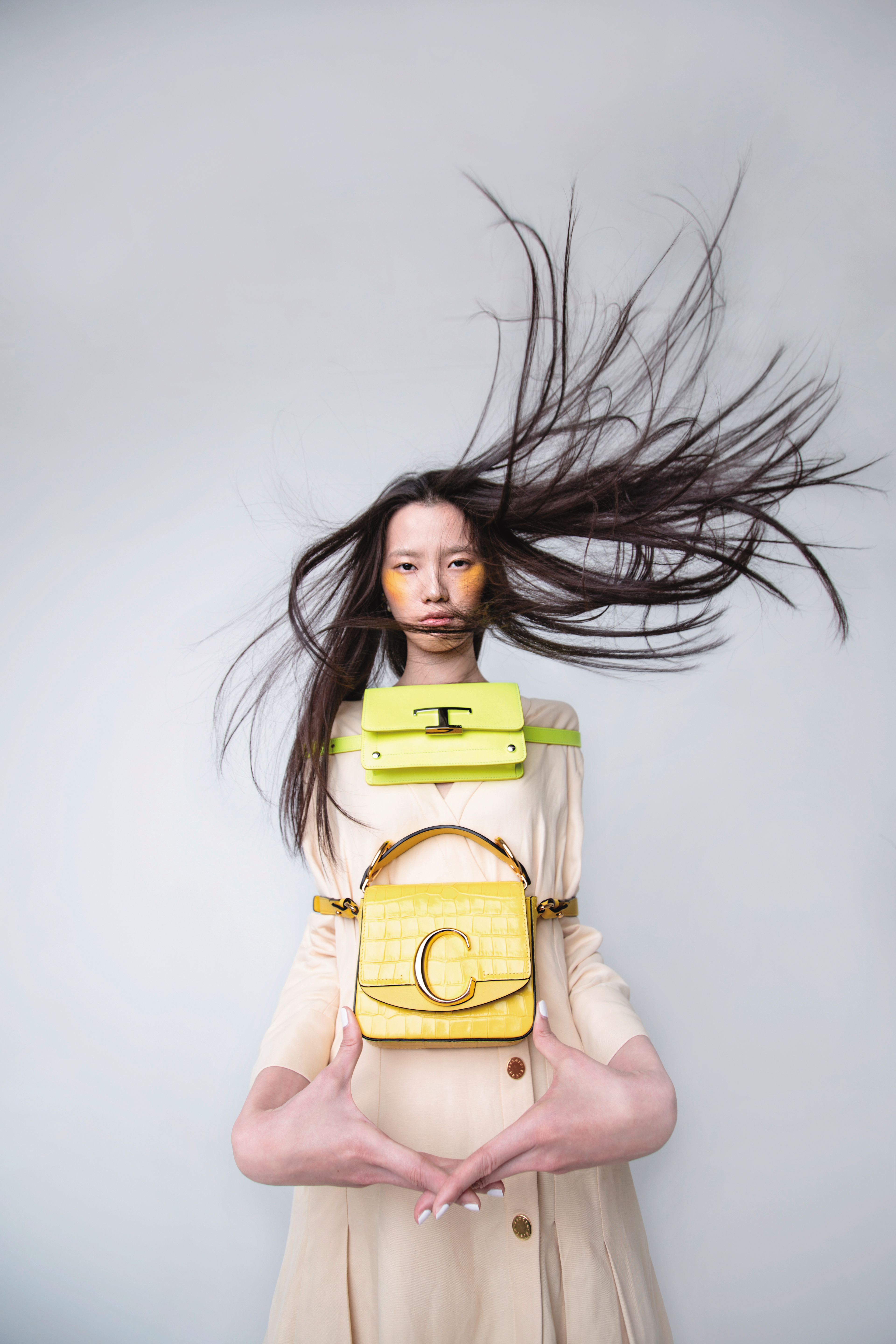 T Timeless螢光黃色腰包 NT$39,900 by TOD'S／Chloé C黃色鱷魚皮壓紋小包 NT$55,900 by CHLOÉ／米色短洋裝 NT$12,290  by SANDRO