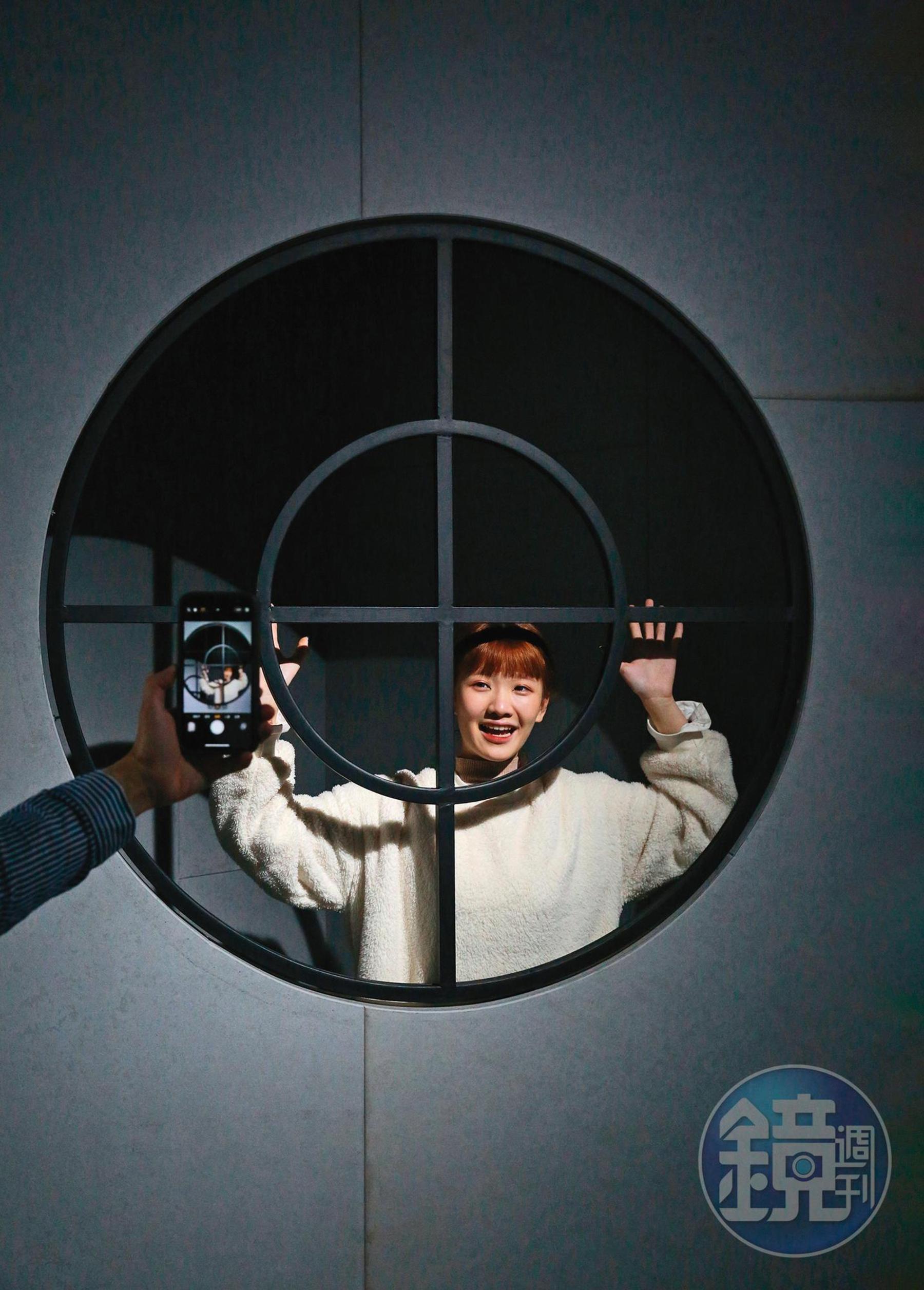 「簡報室」裡有007片中的展示窗可以拍照。