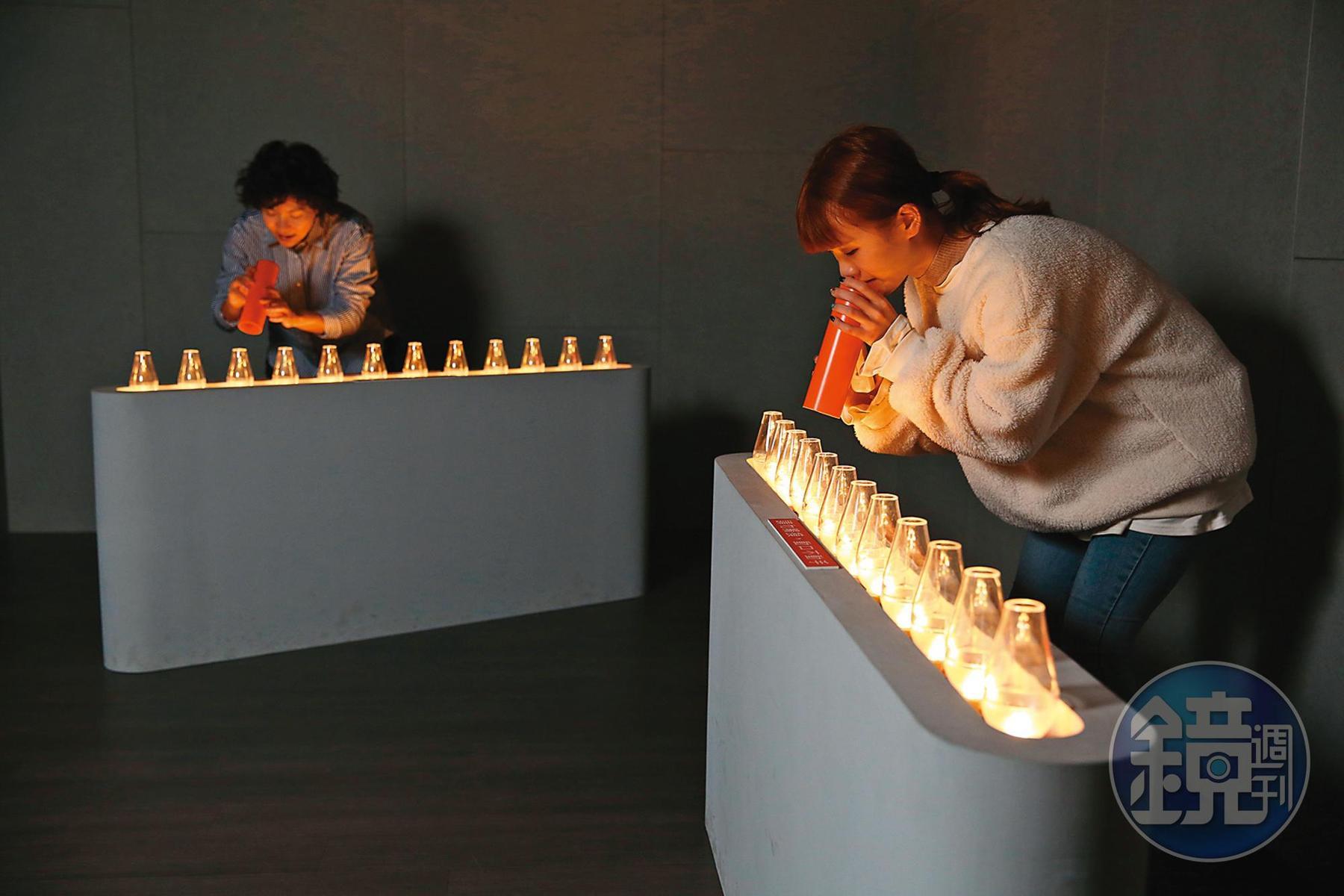 「心肺耐力」考驗特務肺活量,必須在時間內吹熄12個燈。