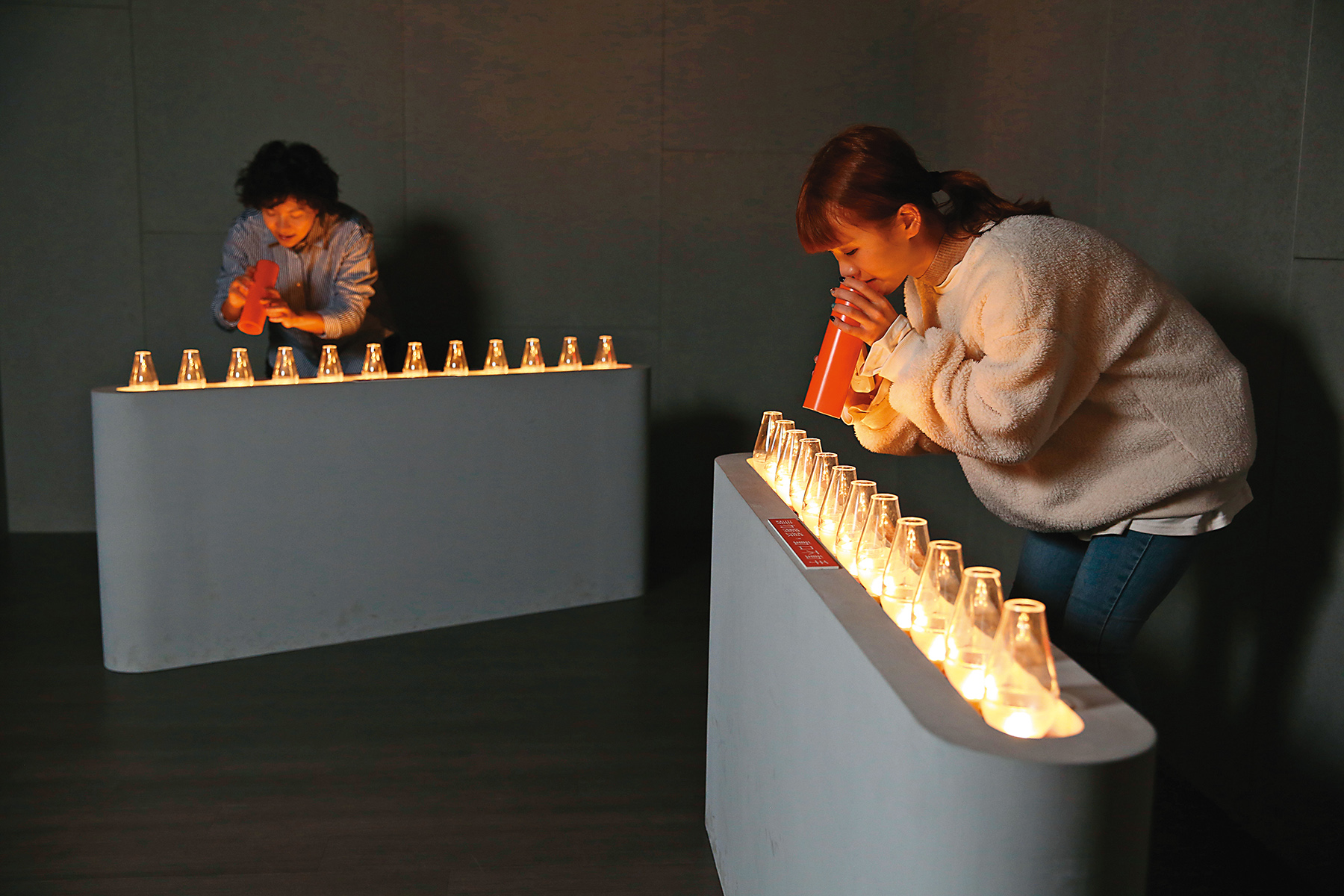 「心肺耐力」考驗特務肺活量，必須在時間內吹熄12個燈。