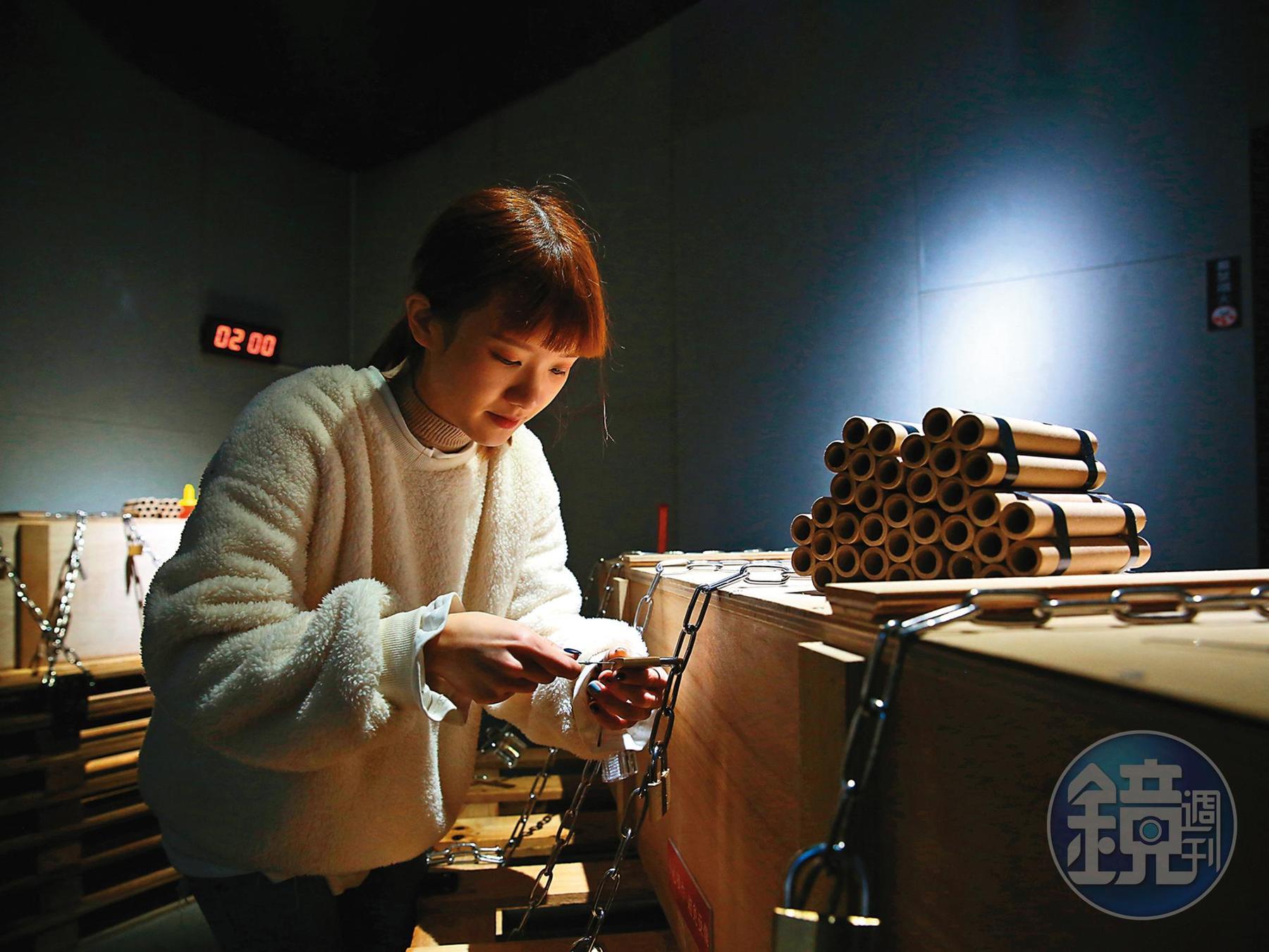 在電影中常見的「解鎖技能」,讓遊客練習以萬能鑰匙解開掛鎖。