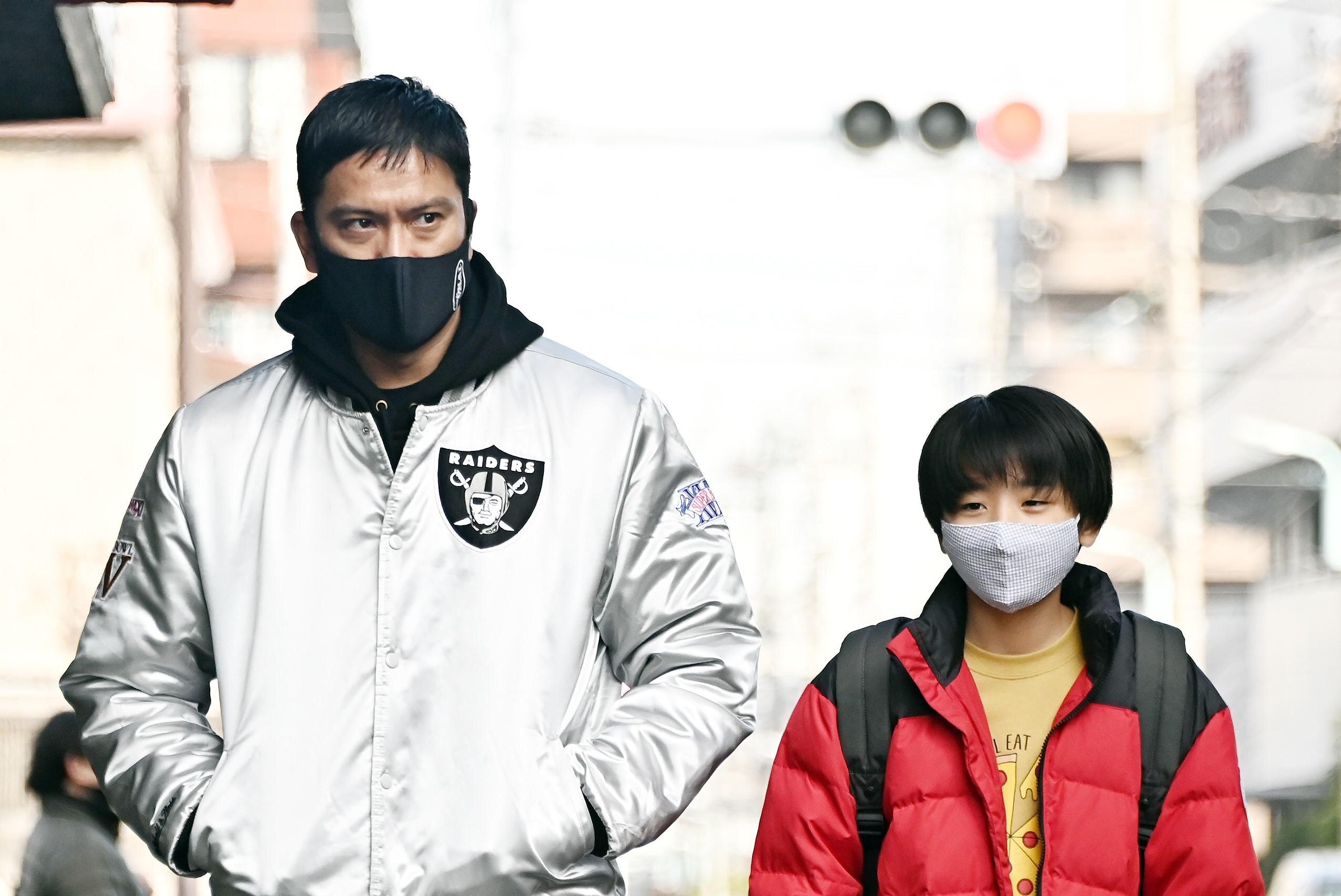 長瀨智也(左)在《我家的故事》是一名工作不順又和妻子離婚的摔角選手,但和兒子保持良好關係。(翻攝自TBS)