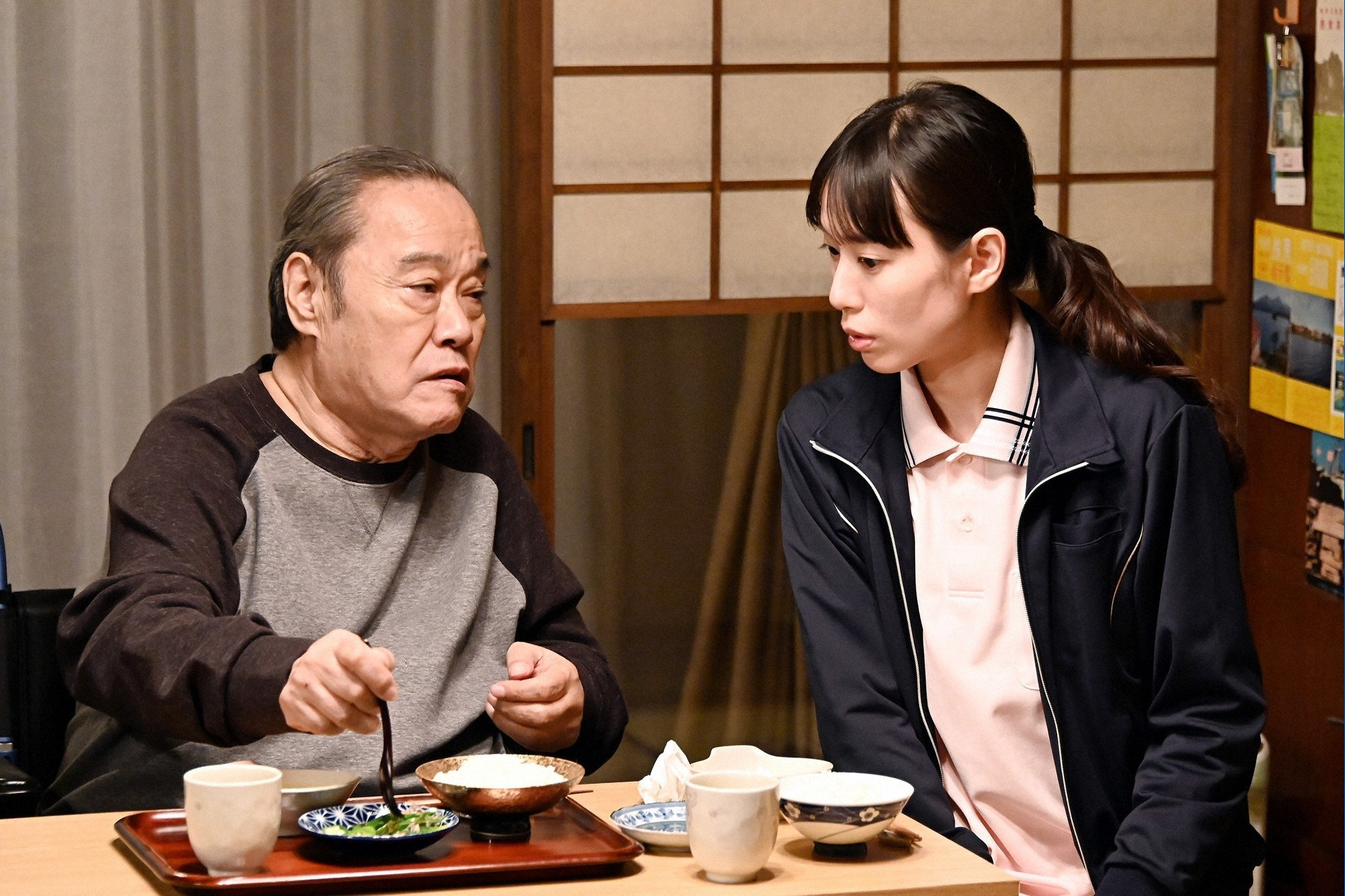 西田敏行(左)飾演一度病危的父親,逃過死劫的他醒來後表示要和看護戶田惠梨香結婚。(翻攝自TBS)