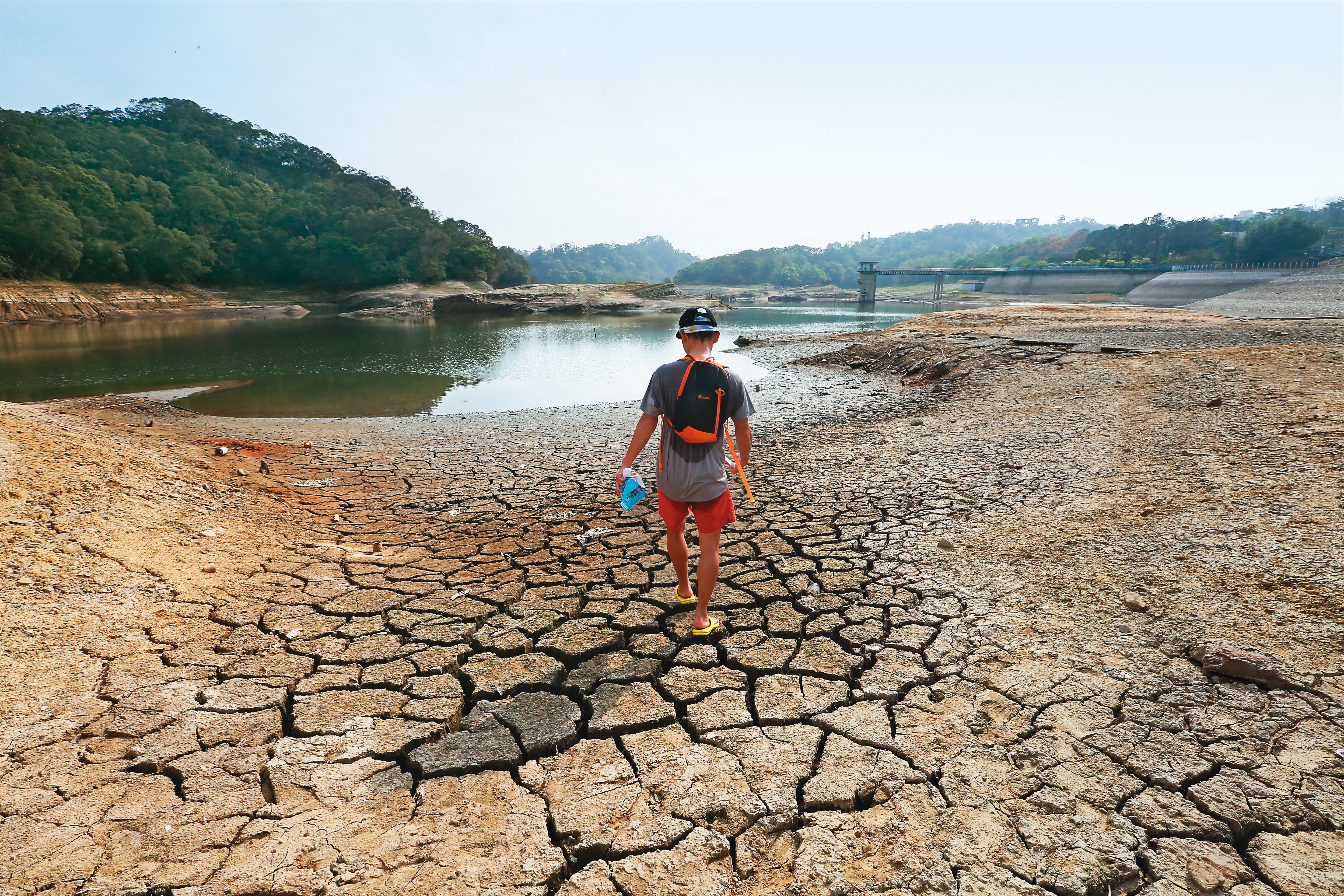老天不賞水，新竹寶山水庫乾涸見底。